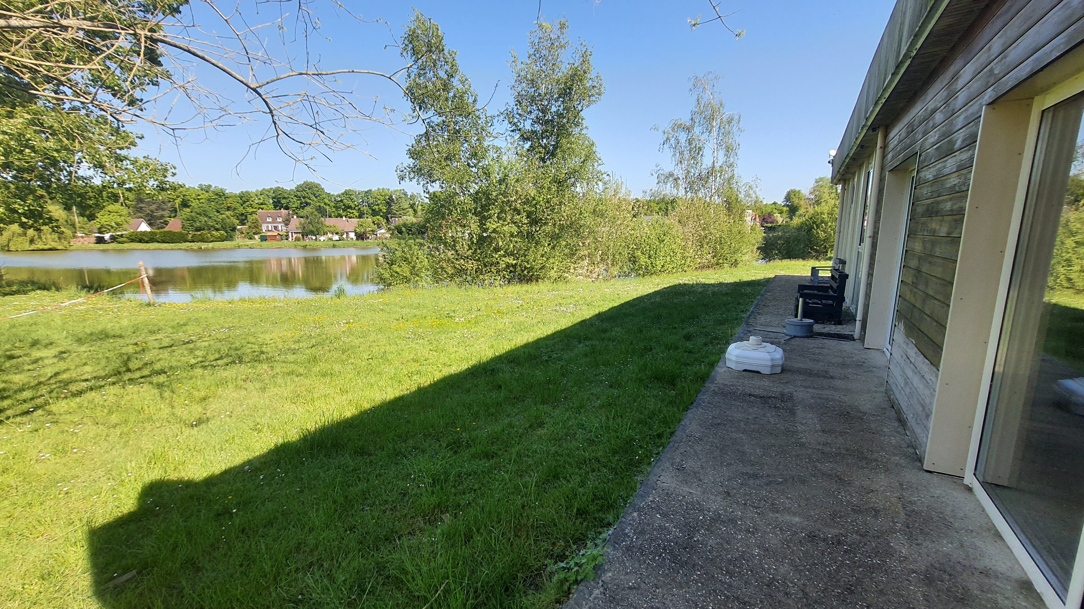 Restaurant ,bar épicerie dans village du Loiret à 15km de Sully Sur Loire et de Gien.
Emplacement privilégié face à l'étang, terrasse sur le devant et face à l'étang, passage de la Loire à vélo.
Capacité restaurant 32 places,1 véranda pour réunion ou repas de famille pouvant accueillir 25 personnes.
Licence IV, dépôt de pain et journaux, plats à emporter, livraison de course.
A développer restauration le weekend, animation, relais colis, possibilité française des jeux.
Clientèle locale et de passage
Cuisine et salle tout équipée, prête à fonctionner.