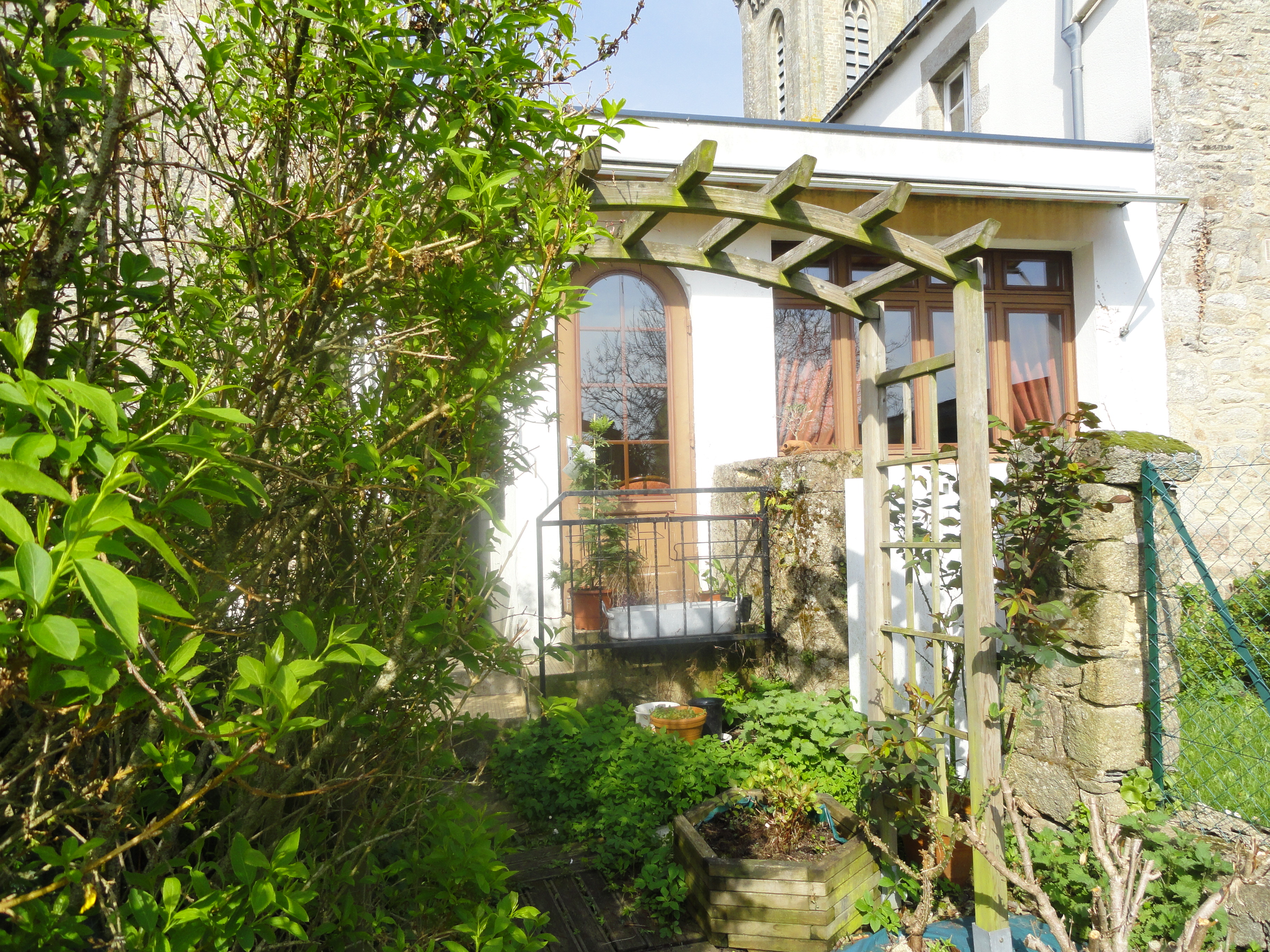 Fond de commerce de restauration traditionnel situé au cœur du joli village de Limerzel ,
Avec services de proximités et école maternelle et primaire.
Proche de Rochefort en Terre(village préféré des français2017) et avec les plages de Billiers et Damgan 20 minutes en Morbihan sud.
Bel outil de travail, idéal couple pour une belle qualité de vie et projet professionnel.
Capacité 150 m2, salle rénovée pour 30 à 40 cts en individuel ou des groupes jusqu'à 50 cts.
Restaurant bénéficiant de bonne réputation et exploité depuis 26 ans, nous sommes labélisé "Maître Restaurateur" depuis 10 ans
A l'étage un beau logement avec salon et kitchenette et 4 chambres et un petit extérieur privatif .Le loyer un est de 1000 € pour l'ensemble (possibilité d'achat des murs).
Le projet retraite arrivant nous recherchons des repreneurs qui sauront pérenniser ce bel établissement réputé dans le département
prix souhaité 90 000.00€