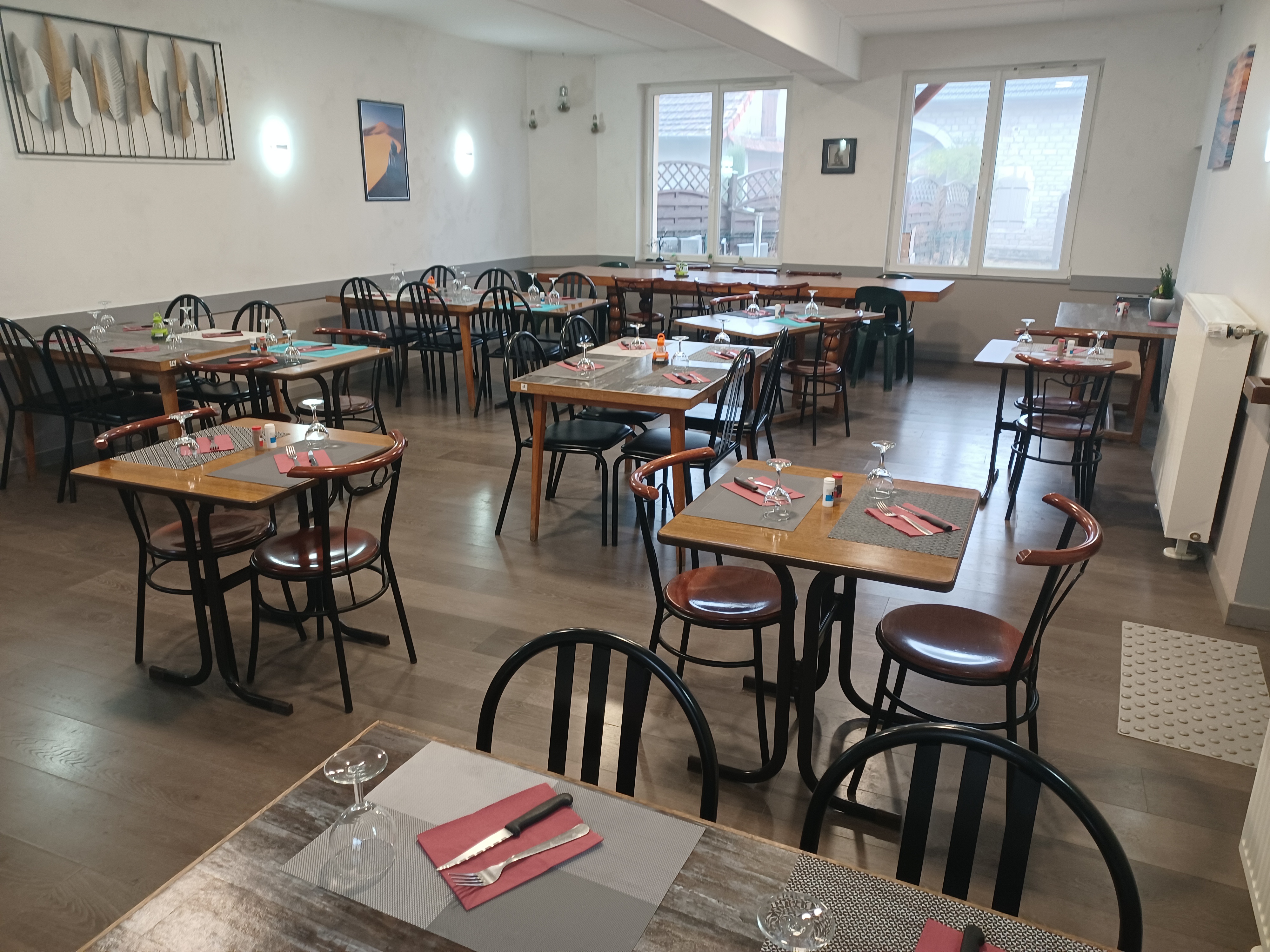 La commune de Savigny en Revermont est propriétaire du restaurant placé sur la place du bourg tout prés de la mairie, il y a des places de stationnement pour la clientèle. Notre commune a 1170 habitants, elle est située à 5 km de la sortie de l'autoroute A39,  à 14 km de Lons le Saunier, 16 km de Louhans. Cause santé, Le locataire vends tout l'équipement de cuisine, l'équipement des salles de restauration( la grande salle 70 couverts, la salle de bar 20 couverts), un logement à l'étage avec trois pièces, une salle de bain, WC.
Ce restaurant a été entièrement rénové, isolation, mise aux normes en 2014.
Le loyer mensuel actuel pour le local commercial est de  560 Euros TTC.
Le loyer actuel de l'appartement est de 150 Euros. 
Pour plus de renseignements s'adresser au locataire .