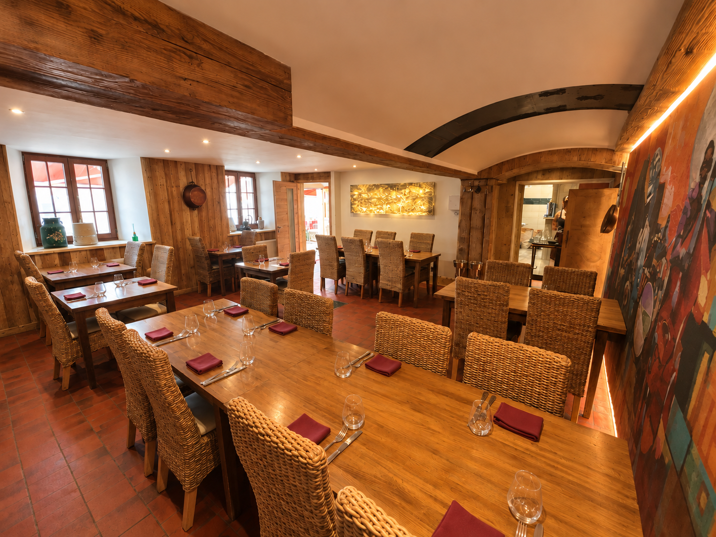 AUBERGE DE CARACTÈRE À REPRENDRE
Haut-Doubs - Bonnevaux (25560) - Proximité Jura et Suisse
Fonds de commerce : 195 000 €  |  Location-gérance possible : 1 500 €/mois
Exploitation possible à partir de janvier 2027
Après dix années d’exploitation, nous avons choisi de transmettre notre restaurant afin de nous consacrer à de nouveaux projets.
Située à Bonnevaux (25560), dans le Haut-Doubs, à proximité du Jura, du lac Saint-Point et de la frontière suisse, l’Auberge de la Haute-Joux est installée dans une ancienne ferme comtoise de plus de 200 ans, rénovée au fil des années tout en conservant le caractère et l’âme du lieu.
L’établissement bénéficie d’une situation intéressante dans un secteur frontalier au pouvoir d’achat élevé, avec une clientèle locale, touristique, suisse et de passage.
UNE AFFAIRE RENTABLE AVEC UN RÉEL POTENTIEL
•	Chiffre d’affaires annuel : plus de 450 000 €
•	Résultat net 2024/2025 : 114 876 €
•	Ticket moyen : 40 à 45 €
•	Environ 40 couverts en intérieur
•	Terrasse d’environ 25 places, complétée par trois tonneaux pouvant accueillir environ 12 personnes supplémentaires
•	Licence IV
•	Parking public immédiatement en face de l’établissement
Ces résultats ont été réalisés avec une amplitude d’ouverture volontairement limitée : fermeture de 2,5 jours consécutifs par semaine en été et de 3,5 jours consécutifs hors saison, auxquels s’ajoutaient environ deux mois de fermeture cumulée dans l’année.
L’établissement présente donc un réel potentiel de développement pour des repreneurs souhaitant augmenter l’amplitude d’ouverture, développer de nouveaux services ou diversifier l’activité.
Nous avons également exercé une activité traiteur durant les premières années. Les locaux et les équipements permettent d’envisager à nouveau cette activité, en complément du restaurant ou comme activité principale, avec une organisation adaptée.
UN ÉTABLISSEMENT DE 240 M² ENTIÈREMENT AMÉNAGÉ
•	Deux salles rénovées
•	Grande cuisine professionnelle équipée
•	Chambres froides positive et négative
•	Local pâtisserie
•	Plusieurs réserves et espaces de rangement
•	Garage
•	Bar entièrement rénové
•	Cave visible depuis la salle par un sol vitré
•	Mobilier, vaisselle et matériel professionnel
Le lieu peut accueillir différents projets : cuisine traditionnelle, bistronomique, semi-gastronomique ou gastronomique.
D’IMPORTANTS TRAVAUX RÉALISÉS AVANT LA TRANSMISSION
D’importants travaux ont été réalisés de début octobre 2025 à juin 2026. Nous avons fait le choix de fermer complètement le restaurant pendant cette période afin de nous consacrer à cette importante phase de rénovation.
Ces travaux ont notamment concerné l’isolation, les menuiseries, les salles, les extérieurs ainsi que les installations techniques et électriques.
Malgré notre projet de cession, nous avons fait le choix de poursuivre ces investissements afin de transmettre aux futurs repreneurs un établissement sain, fiable et durable. Notre objectif était également de limiter autant que possible les investissements importants à prévoir après la reprise, notamment sur les aspects énergétiques, techniques et de sécurité.
À l’issue des travaux, nous avons rouvert le restaurant début juillet 2026, jusqu’au 20 septembre 2026, afin de reprendre l’activité et de tester les nouveaux aménagements en conditions réelles d’exploitation.
L’activité est restée soutenue : 50 000 € de chiffre d’affaires en juillet 2026, contre 47 815 € en juillet 2025, malgré le passage de trois salles à deux.
Notre décision de cesser ensuite l’activité résulte d’un choix personnel et professionnel, et non d’une baisse des performances économiques.
AVANTAGE FISCAL - ZONE FRR
La commune de Bonnevaux est classée en zone France Ruralités Revitalisation (FRR). Sous réserve de remplir les conditions d’éligibilité en vigueur, les futurs exploitants pourraient bénéficier d’une exonération d’impôt sur les bénéfices, totale pendant les cinq premières années puis dégressive pendant les trois années suivantes.
CONDITIONS DE REPRISE
Prix de vente du fonds de commerce : 195 000 €
Le fonds avait été estimé à 260 000 €. Nous avons volontairement choisi un prix plus accessible afin de faciliter la transmission et de laisser davantage de capacité financière aux futurs repreneurs pour leur installation et leur trésorerie.
Loyer des murs commerciaux : 1 800 €/mois.
Une location-gérance à 1 500 €/mois peut également être envisagée, en complément du loyer des murs. Cette possibilité sera étudiée sur dossier, en tenant compte notamment de l’expérience professionnelle des candidats, de leurs compétences, de la cohérence de leur projet et de sa viabilité économique.
Une acquisition ultérieure du fonds pourra également être étudiée et définie contractuellement. Nous sommes par ailleurs ouverts à une éventuelle vente des murs commerciaux et de l’appartement.
APPARTEMENT DE FONCTION
Possibilité de louer un T3 indépendant d’environ 60 m², entièrement rénové en 2026 et équipé d’une cuisine.
Loyer : 700 €/mois.
La location de l’appartement est facultative et fera l’objet d’un bail distinct du bail commercial.
UNE TRANSMISSION EN TOUTE TRANSPARENCE
Notre volonté est de réaliser cette transmission avec la plus grande transparence possible. Nous connaissons les exigences et les difficultés du métier et ne souhaitons ni idéaliser l’établissement ni en dissimuler les contraintes. Une reprise réussie suppose, selon nous, de savoir précisément ce que l’on reprend.
Un dossier détaillé sera donc remis aux candidats sérieux. Il présentera aussi bien les atouts du restaurant que ses contraintes, les points d’entretien à connaître et les améliorations éventuellement envisageables.
Notre objectif est de permettre une reprise claire, viable et durable, sans mauvaise surprise.
Nous sommes également disposés à accompagner les futurs exploitants au démarrage et à leur transmettre notre connaissance du lieu ainsi que notre réseau de fournisseurs, producteurs, artisans, techniciens et entreprises de maintenance.
Bilans, éléments comptables détaillés, inventaire du matériel et informations complémentaires disponibles pour les candidats disposant d’un projet sérieux.
CONTACT
06 78 54 56 20  |  theoloisel@hotmail.fr
