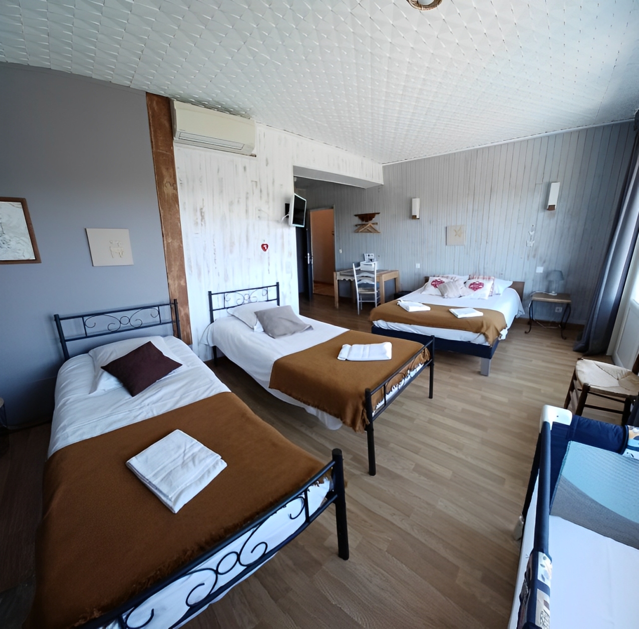 Fonds d'un hôtel-restaurant 2** de 8 chambres situé en plein coeur du Périgord noir a mi chemin entre Montignac Lascaux et Sarlat la Caneda.
Très bon taux d'occupation pour l'hôtel qui est affilié aux Logis.
Le matériel de cuisine et du bar récent, l'hôtel est aux normes, la commission de sécurité est passée en 2021. 
Assainissement individuel aux normes et refait à neuf en novembre 2022 avec garantie décennale.
Salle de petits-déjeuners de 18 couverts, salle de restaurant 22 couverts et terrasse de 30 couverts.
L'hôtel a entièrement été redécoré en 2018.
Piscine automatisée au sel de 8.5m X 6.50m.
Tout l'établissement est climatisé et contrôlé annuellement.
Un logement de fonction de 61m2 avec 2 chambres est situé dans l'établissement.
Possibilité d'achat des murs.