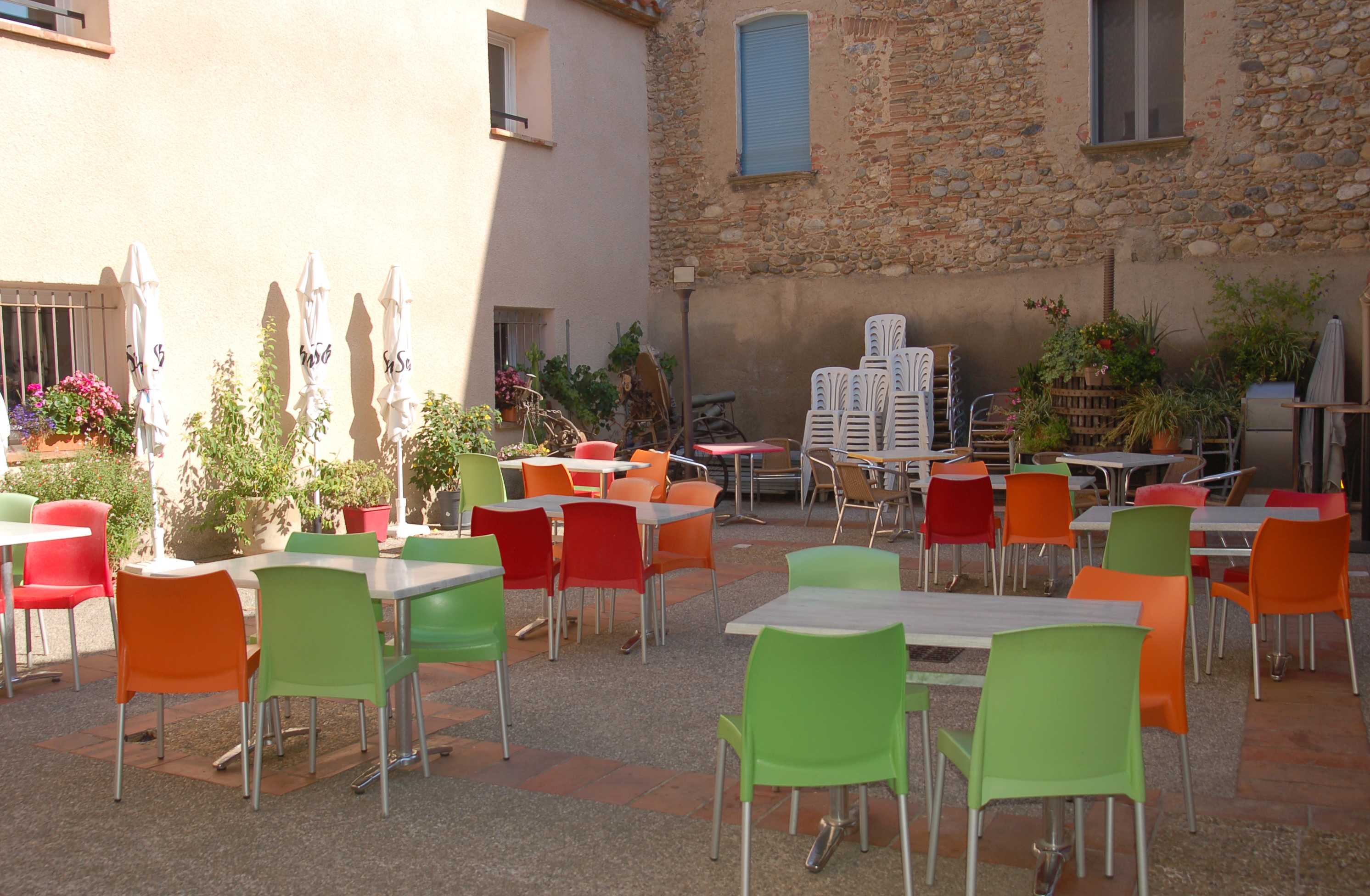 Unique café-bar-restaurant d'une commune de 2000 habitants à reprendre

A reprendre, l'unique bar-restaurant de Corneilla la Rivière, village catalan de 2000 habitants à 12 minutes de Perpignan. Doté d'une très belle salle voûtée (44 couverts + bar) et d'une terrasse (cour) pleine de charme (jusqu'à 80 couverts), cet établissement peut être exploité à la fois en tant que pilier de la vie locale et restaurant de qualité attirant une clientèle touristique et des environs du fait de son cadre très agréable, la terrasse étant également propice à des animations musicales. La vente concerne le fonds de commerce incluant le droit au bail (800€/mois, terrasse comprise), la licence 4, le matériel prêt à l'emploi.
Contact 07 56 90 93 68