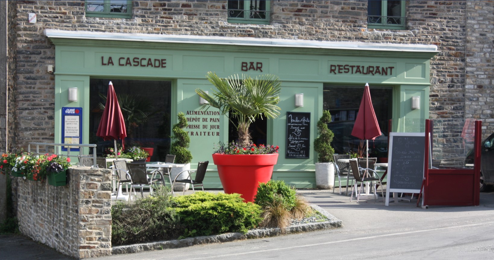 Stimulez le dynamisme de notre centre-ville !

La commune de Champeaux vous propose la reprise du restaurant La Cascade, d’une surface de 140m2.

... Si vous êtes restaurateur et que vous envisagez de créer un établissement avec une palette de plats variés, saisissez cette opportunité en répondant à notre appel à candidature !

Les Champéen.e.s n'attendent que vous !

. Pour plus d'informations, merci de prendre contact avec la mairie par mail : mairie@champeaux35.fr