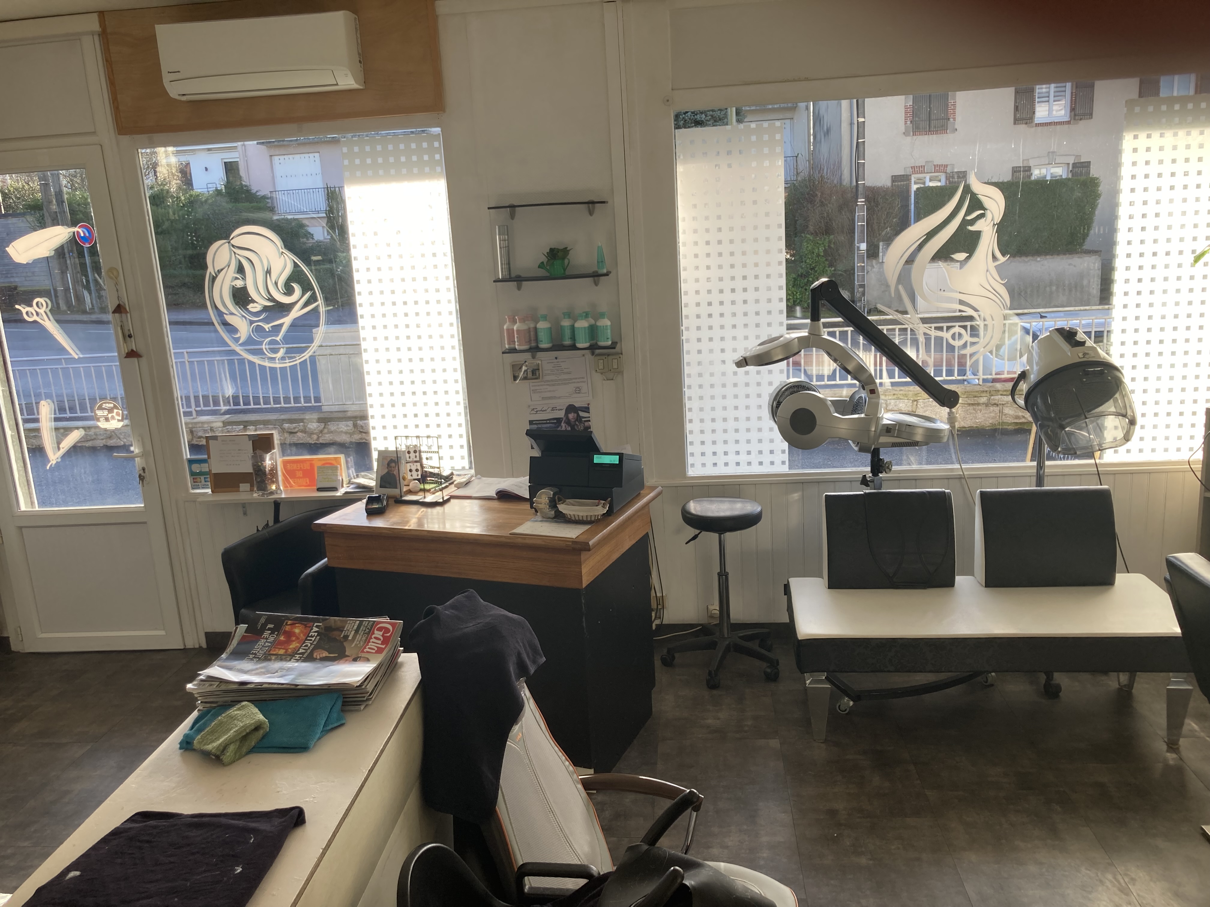 Vends salon de coiffure et petite maison de ville attenant pour cause départ à la retraite