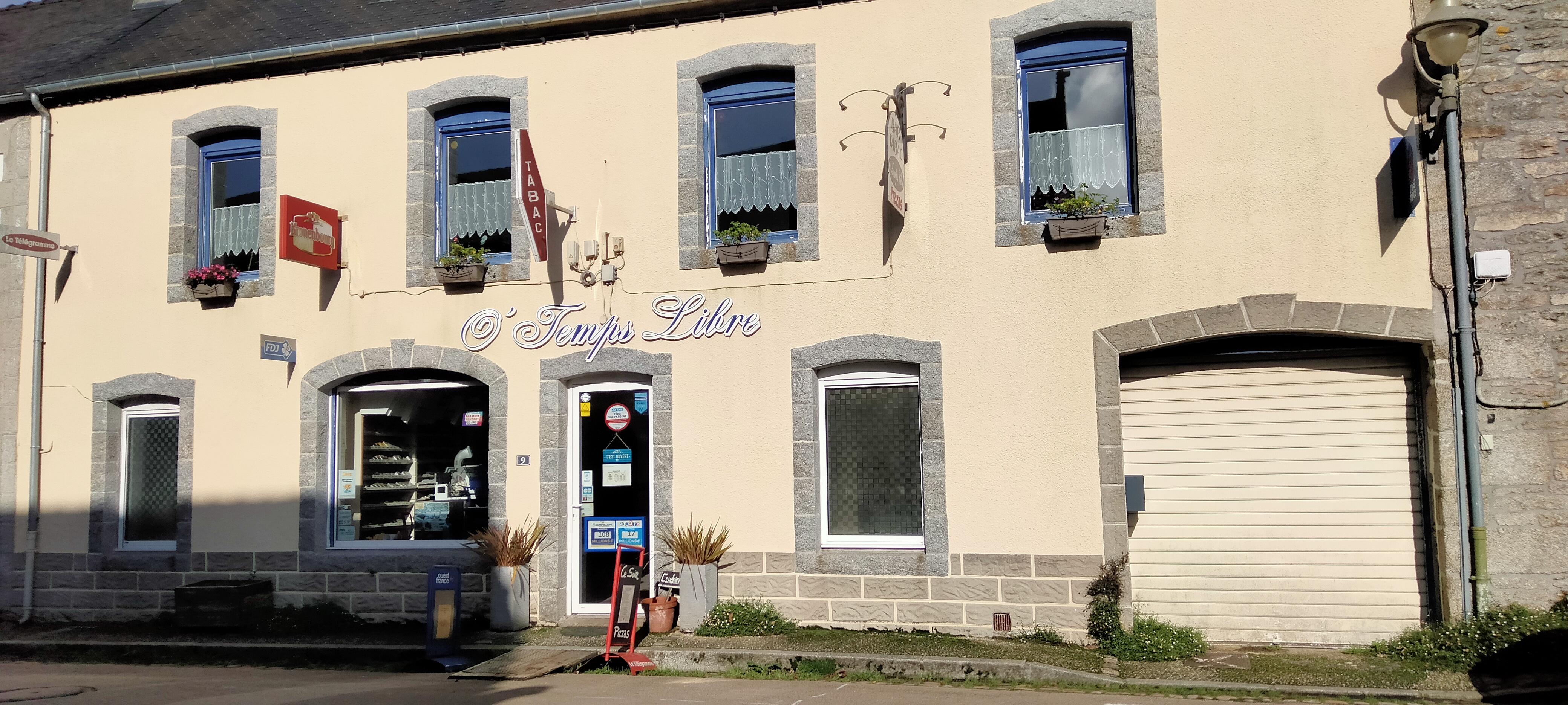 - BAR, TABAC, FDJ, PIZZA A EMPORTER
 Opportunité  rare  en  cœur  de  village  reprise  du  fonds  +  acquisition  des  murs   
Description : Vente  d’un  fonds  de  commerce  - BAR, TABAC, FDJ, PIZZA A EMPORTER opportunité  rare  en  cœur  de  village  reprise  du  fonds  +  acquisition  des  murs   Description: 
Vente  d’un  fonds  de  commerce  polyvalent actuellement exploité en bar – tabac – presse – dépôt de pain avec activité pizza à emporter très rentable (CA pizza ≈ 50 k€ / an sur les soirées vendredi/samedi). L’ établissement comprend un comptoir tabac, un bar (120 m²) une cuisine et 2 réserves + une bâtisse annexe de 100 m2 exploitable  pour  l’organisation  de  repas  de  groupe,  séminaires  ou  soirées  privées  —  un  vrai  atout pour  développer l’événementiel et la restauration sur place. Horaires actuels: Semaine : 8h–13h et 16h–21h Vendredi & samedi : ouverture prolongée jusqu’à  1h  du  matin  Fermé  :  dimanche  et  lundi. Locaux en très bon état; RIEN A FAIRE (toiture et isolation refaite en 2020, toilettes PMR...),  cuisine  équipée  pour  pizza  à  emporter.  P. Emplacement central dans le bourg —clientèle  locale  fidèle  + passage  touristique  estival.  Opportunités  de  développement:  *  Transformer  une  partie  de  la  salle  en  espace restauration sur place   * organisation  de soirées à thème  * Offres traiteur * repas  pour randonneurs et groupes (parcours autour des Monts d’Arrée). L'établissement se situe dans un petit bourg des Monts d’Arrée, riche en patrimoine et attractif pour les randonneurs /touristes (parc naturel régional d’Armorique). Le bourg dispose d’une vie locale active. L'établissement et la crêperie du bourg sont les 2 uniques commerces.   Localisation : EPCI CC Monts d'Arrée Communauté (29)
Caractéristiques de l’entreprise :le commerce comporte différents espaces: - le comptoir tabac - le bar - une jolie terrasse aménagée (100m²) - une réserve tabac/plonge -une cuisine inox avec four à pizza - une réserve boisson - une maison annexe dans laquelle il est possible d'accueillir des groupes pour des repas, cafés d'enterrement... -
un appartement (RIEN A FAIRE) de 180 m2 au dessus du bar disposant d'un espace salon/cuisine/séjour de 70m² et 5 chambres 
Commentaires Effectifs - Chiffres clés :1 CDI à temps partiel qui ne sera pas à reprendre +1 contrat extra le vendredi commission tabac loto jeux ... à ajouter au CA: 2022: 29335 € 2023: 30 650 € 2024: 33 766 €