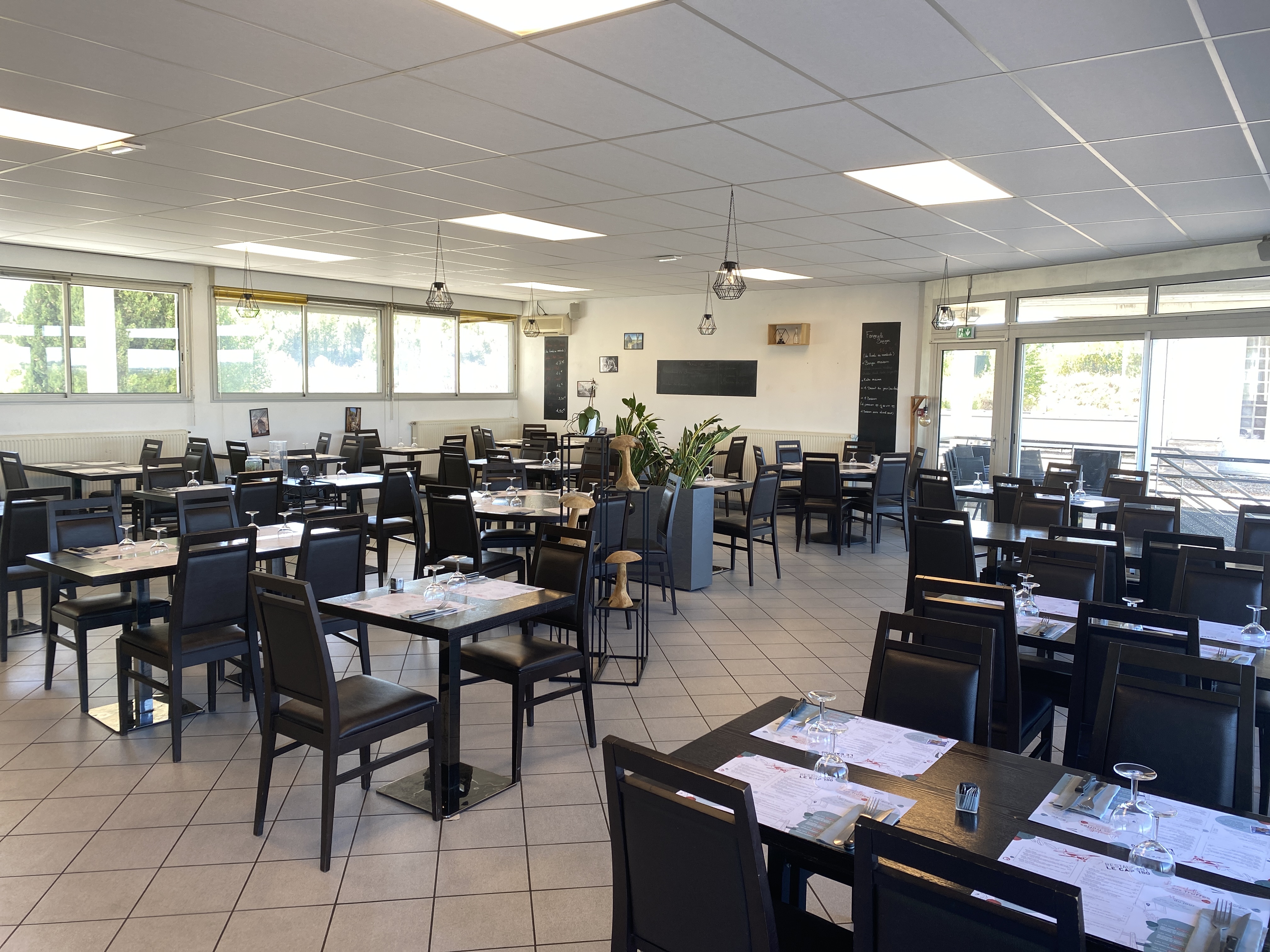À vendre restaurant d’une capacité de 70 places assises.
Idéalement situé sur un aérodrome avec vue imprenable sur les pistes et le paraclub !

Situé également au sein d’une zone artisanale, ce restaurant bénéficie d’un emplacement stratégique avec 1500 emplois sur la zone ( pour seulement 2 restaurants ), une clinique ophtalmologie à 200M.

Restaurant OUVERT UNIQUEMENT LE MIDI, avec possibilité d’ouvrir le soir ou le week-end pour envisager des soirées.

Ce restaurant ouvert depuis 30 ans est une véritable institution.

 À proximité immédiate de la ville de Cahors, mais également du village de Lalbenque, capitale de la truffe.

Affaire seine, idéale pour un couple.

Restaurant clé en main, prêt à travailler.