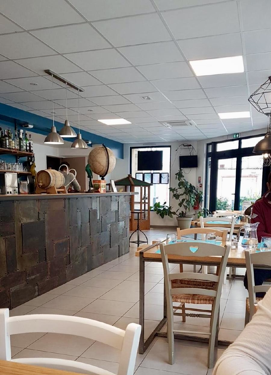 -	Une salle de restauration accessible au public d’une surface de 121.50 m²
-	Des sanitaires
-	Une cuisine fermée
-	Un local à usage de réserve
-	Une pièce à usage de bureau
-	Une pièce à usage de vestiaire du personnel
-	Un local poubelle
-	Une terrasse sur l’arrière non couverte
-	Local commercial classé en ERP (établissement recevant du public), catégorie 5