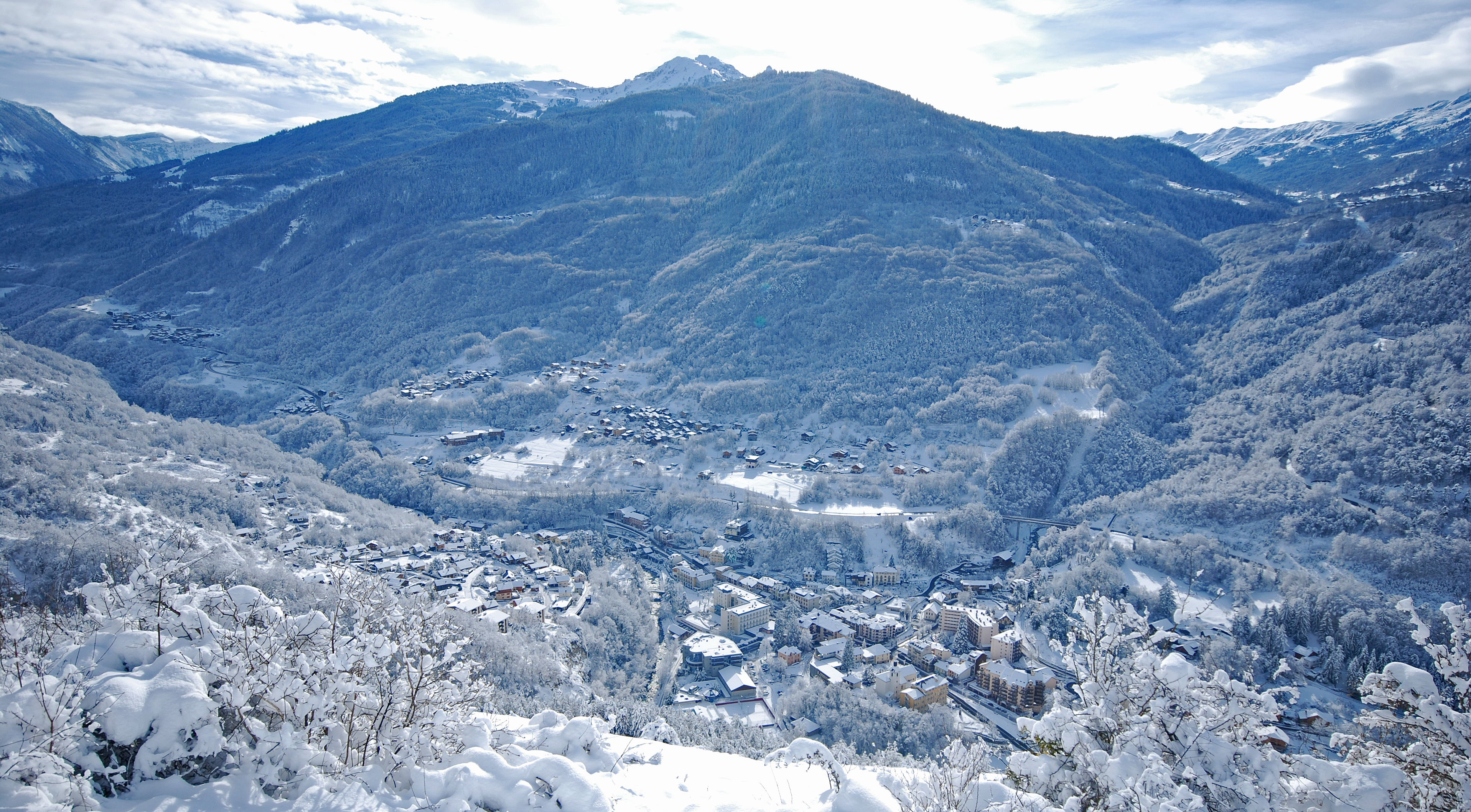 La commune de Brides-Les-Bains (Station des 3 Vallées) lance un appel à candidatures pour la mise à disposition d'un local au centre village en bordure de la route principale à destination de commerce de tous types en privilégiant les activités snacking, restauration rapide...
Le local mis à disposition, est situé en rez-de-chaussée d’un bâtiment de plain-pied avec un accès direct sur la route principale traversant le village, ainsi que sur la place centrale de la commune, à proximité des services publics,et entouré de commerces divers, avec des parkings attenants.
D'une superficie approximative de 35 m², le bien est en un seul volume, de plain-pied, avec une vitrine sur la place principale, une entrée, une vitrine donnant sur la route principale, et une porte donnant sur le passage à l’arrière du bâtiment
En lien avec le local, à usage privatif, un WC de 5 m² et une cave en sous-sol d’environ 34 m².
La mise à disposition fera l’objet d’une convention d’occupation à titre onéreux pour une durée de 4 mois (saison d'hiver 2024-2025).