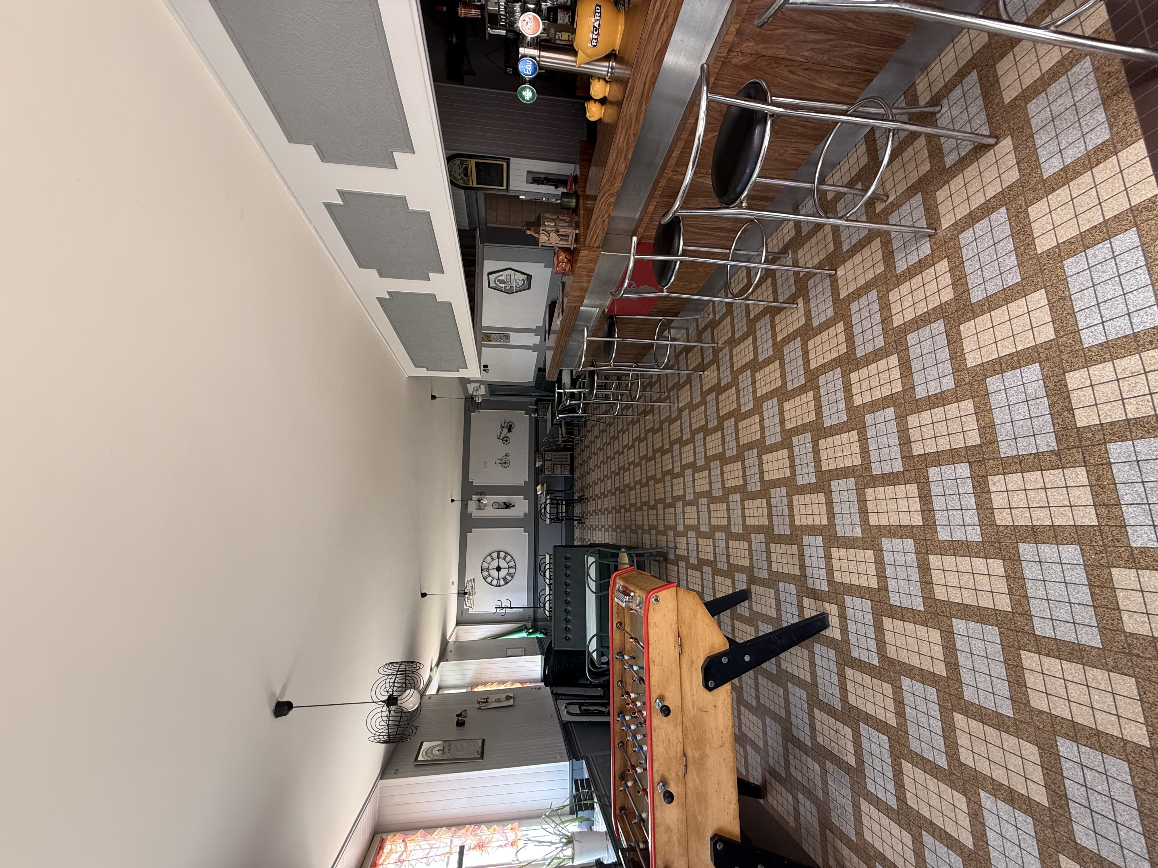 À VENDRE – MURS + FONDS DE COMMERCE BAR-RESTAURANT AVEC HABITATION, TERRASSE, JARDIN ET DÉPENDANCES

Belle opportunité en plein cœur de Château-la-Vallière !
À vendre, ensemble immobilier de 184 m² réunissant au même endroit un bar-restaurant équipé au rez-de-chaussée, une grande partie habitation à l’étage, ainsi qu’une terrasse, un petit jardin, un hangar, une cave et un grenier.
Un bien idéal pour un couple, une famille ou un professionnel souhaitant reprendre une activité tout en devenant propriétaire des murs et en habitant directement sur place.

🍽️ REZ-DE-CHAUSSÉE – BAR / RESTAURANT ÉQUIPÉ
Le rez-de-chaussée est actuellement aménagé pour une activité de bar-restauration et comprend :
un espace bar,
une salle de restaurant,
une cuisine professionnelle,
les différents espaces nécessaires au fonctionnement de l’activité,
ainsi qu’une terrasse extérieure, véritable atout pour l’établissement aux beaux jours.
Le matériel et les équipements actuellement présents dans le bar, le restaurant et la cuisine seront laissés au nouvel acquéreur avec la reprise du fonds de commerce, permettant de disposer d’un établissement déjà équipé.
L’établissement bénéficie d’une situation intéressante en plein centre de Château-la-Vallière, à proximité immédiate des commerces, services et commodités.

🏡 À L’ÉTAGE – GRANDE PARTIE HABITATION
À l’étage se trouve une partie habitation offrant de beaux volumes et comprenant :
6 pièces,
un cellier,
une salle de bain,
un WC séparé,
un débarras,
ainsi qu’un accès au grenier actuellement non aménagé, offrant un potentiel supplémentaire selon les projets du futur propriétaire.
Cette configuration permet de disposer d’un véritable logement directement au-dessus de son activité professionnelle, tout en conservant une séparation entre les deux espaces.

🌿 EXTÉRIEURS & DÉPENDANCES
L’ensemble immobilier dispose également de plusieurs espaces particulièrement appréciables :
une terrasse pour l’activité de restauration,
un petit jardin, permettant de profiter d’un espace extérieur privé,
une grange, idéal pour le stockage de matériel ou pour différents besoins professionnels ou personnels,
une cave, apportant un espace de stockage supplémentaire,
ainsi qu’un grenier non aménagé.
De véritables atouts supplémentaires pour un immeuble situé en plein centre-ville.

💰 PRIX DE VENTE
Prix des murs : 150 000 €
Prix du fonds de commerce : 60 000 €
Soit 210 000 € pour l’acquisition de l’ensemble murs + fonds de commerce.
Le matériel du bar, du restaurant et de la cuisine est compris dans la reprise du fonds de commerce.

🔑 UN BIEN COMPLET AUX MULTIPLES POSSIBILITÉS
Cet ensemble offre une configuration intéressante permettant de réunir activité professionnelle et habitation au même endroit, tout en bénéficiant d’espaces extérieurs et de nombreuses dépendances.
Avec ses 184 m², son bar-restaurant équipé, sa terrasse, son habitation de 6 pièces, son jardin, sa grange, sa cave et son grenier, le bien dispose d’un beau potentiel pour un projet professionnel, familial ou d’investissement.
📍 Plein centre de Château-la-Vallière
🏠 184 m²
🍽️ Bar-restaurant équipé
☀️ Terrasse
🌿 Petit jardin
🏚️ Hangar
🍷 Cave
🛏️ Habitation de 6 pièces
📦 Grenier non aménagé
💰 Murs : 150 000 €
💰 Fonds de commerce : 60 000 €
Renseignements complémentaires et photos sur demande. Visites sur rendez-vous.