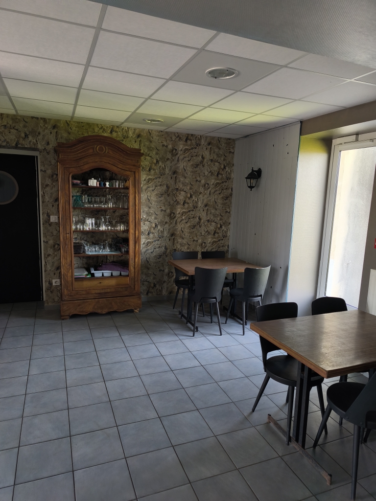 La commune de Montmort recherche un exploitant pour son Restaurant (avec Licence IV).
Salle de Restaurant de 40 couverts + terrasse de 50 couverts.
Clientèle locale recherchant une cuisine créative et de qualité. 
Conviendrait à un couple de par la difficulté de recruter du personnel.
Possibilité de développer une activité de traiteur avec salle communale à proximité.
Entre Charolais et Morvan, située à 40 kms de Paray-le-Monial et d'Autun, la commune de Montmort possède de nombreux chemins de randonnée très convoités.
Cuisine et salle équipées, pas d'investissement à prévoir pour le preneur.
Possibilité de se loger à l'étage avec 2 pièces et sdb.
Bail dérogatoire avec loyer de 500 € /mois comprenant immobilier commercial, logement, équipement et licence IV.