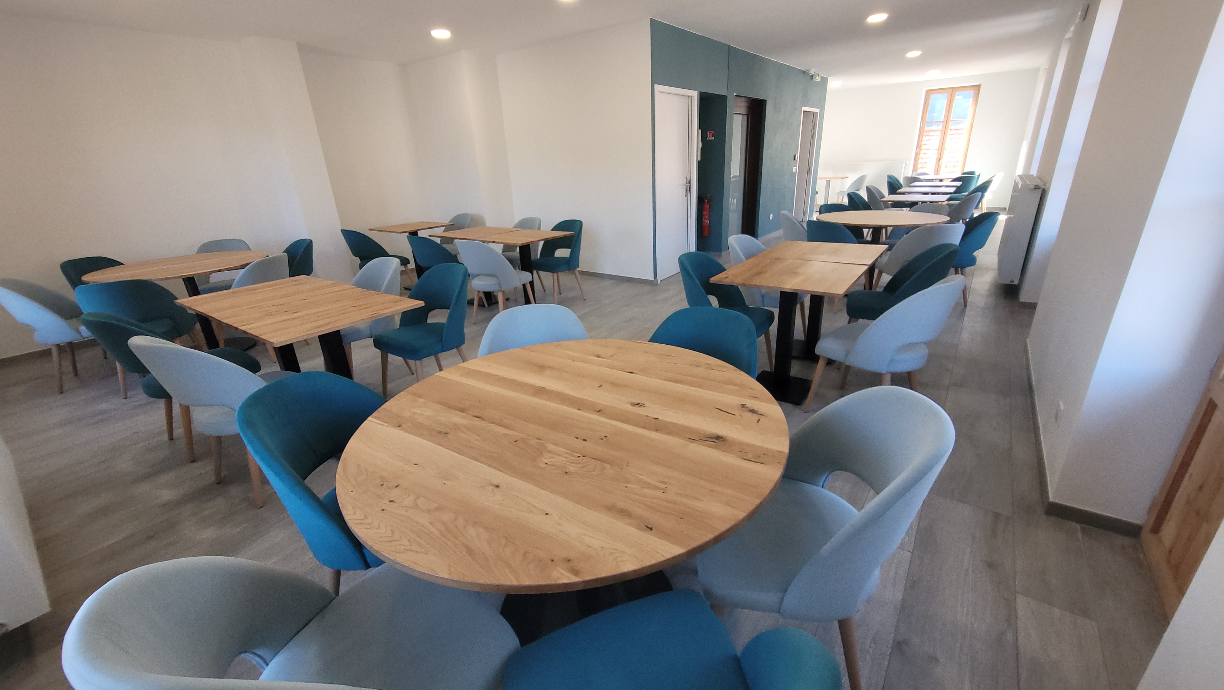 Nous cherchons preneurs pour le bar-restaurant du village.

Nous proposons un établissement rénové, équipé, d'environ 80 places assises et d'une grande terrasse. Un studio tout équipé complète cet établissement ainsi qu'une licence 4.

Nous cherchons des preneurs souhaitant faire vivre ce lieu de vie important pour le village avec une activité brasserie et restauration, accessible à tous, aux habitants du village mais également pour faire rayonner le village auprès des habitants de la vallée de la Vésubie et des touristes.

L'établissement bénéficie d'une situation géographique exceptionnelle avec une vue dégagée sur les montagnes.

Nous étudierons les candidatures en fonction de la cuisine proposée mais également de l'ambiance et de la qualité de l'accueil souhaitées.

Ouverture à l'année avec des périodes de fermetures envisageables. 

Les conditions administratives et financières sont disponibles sur demande.

Notre beau village vous attend.