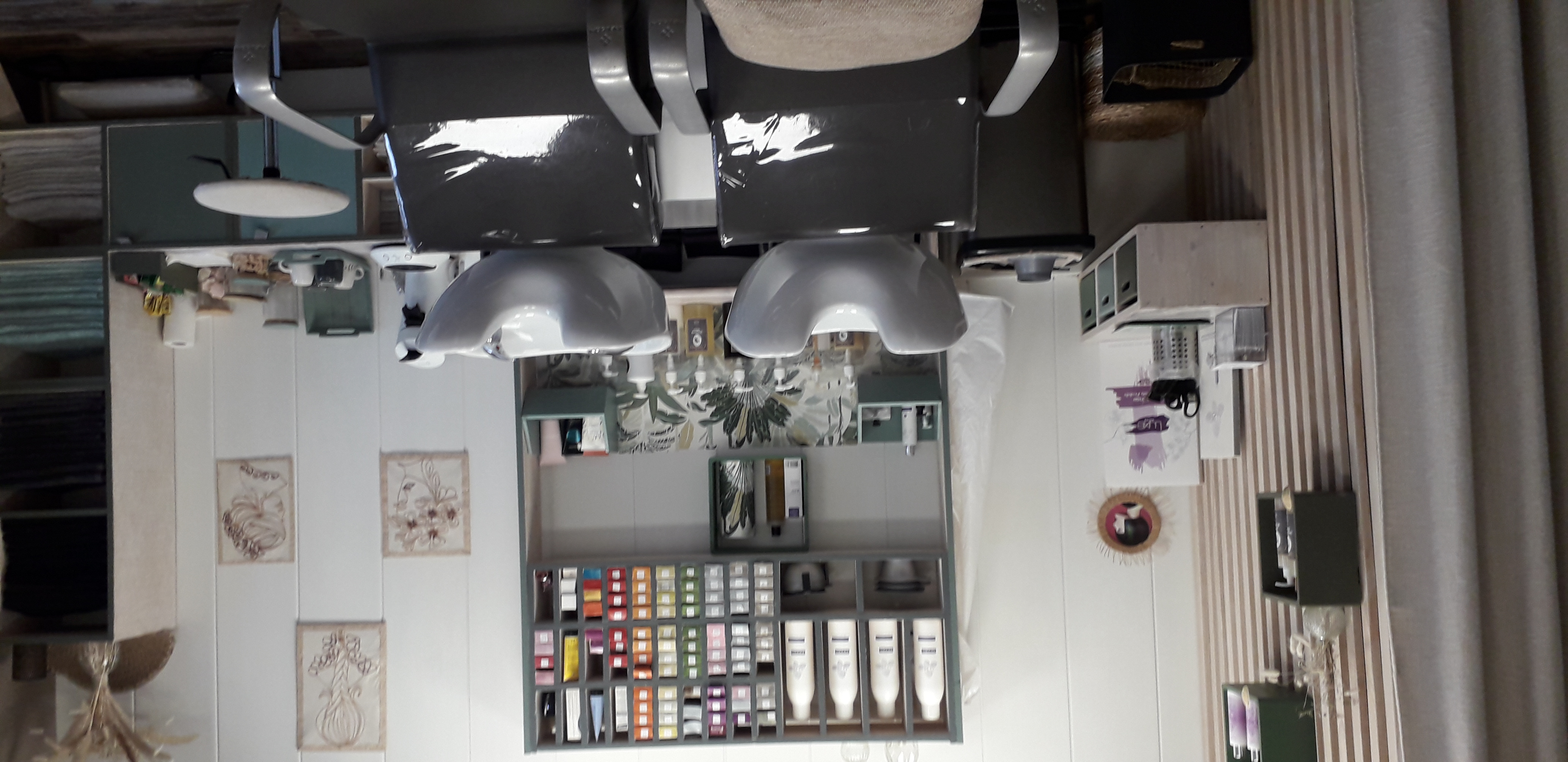 Salon de coiffure de 25m2 + arrière boutique de25m2 ,dans village animé .petit loyer.bail à  céder dès Mars 2027. Commerces proche épicerie tabac, boucherie, boulangerie.