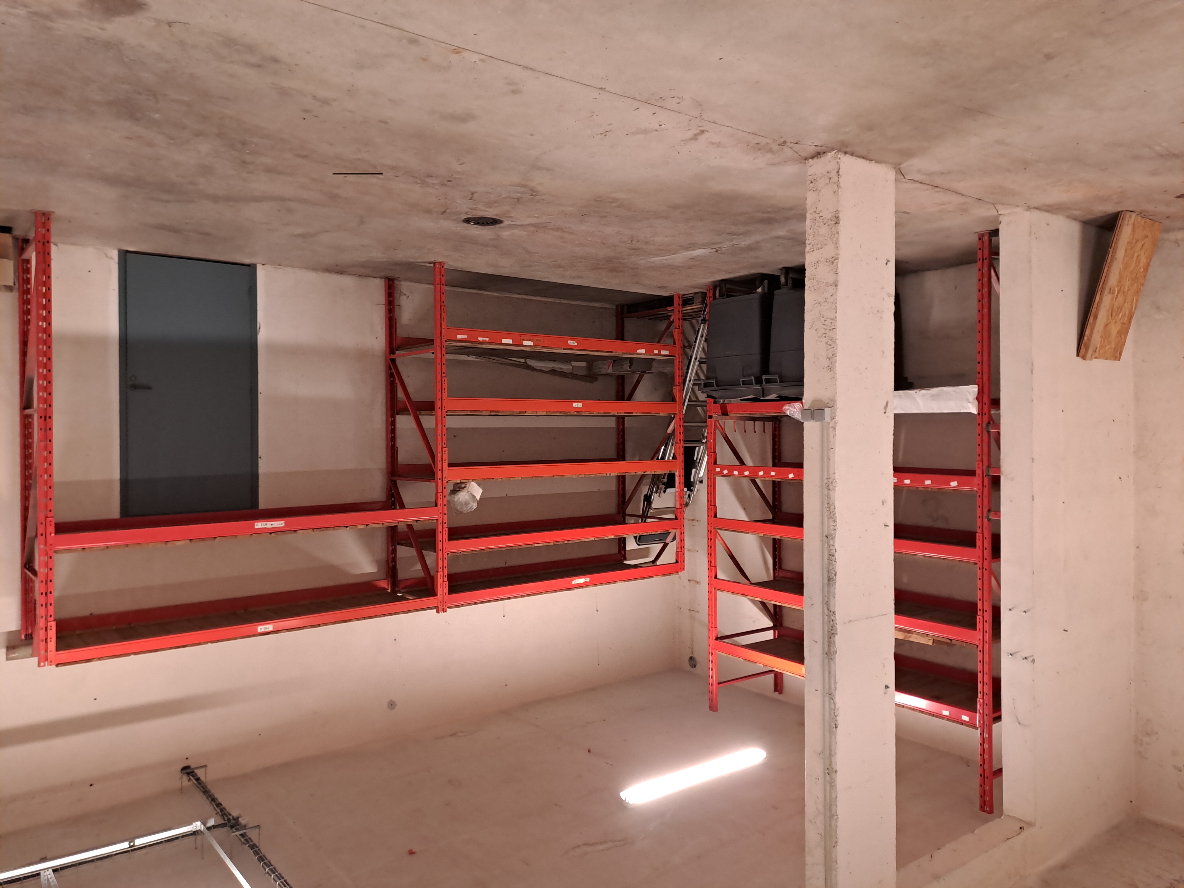 10 pièces,  400m2 environ.. 1000m2 de terrain. 
Bâtiment à usage professionnel ou commercial. 
A quelques minutes de l'axe RCEA Chalon Montceau, ce bâtiment de haute qualité offre un ensemble polyvalent, comprenant des garages spacieux, 1 aire de lavage et des bureaux, showroom..
Sanitaires aux norme PMR.
Possibilité de découper en plusieurs lots afin d'obtenir une meilleure rentabilité .
Une grange attenante sur 2 niveaux peut être transformée en habitation. 
Chauffage: chaudière à gaz à condensation 
Pompe à chaleur air/air (clim)
Poêle mixte: bois/granulés 
Électricité et eau présents dans chaque bâtiment. 
Idéal, artisan, commerçant, investisseur, profession libérale...