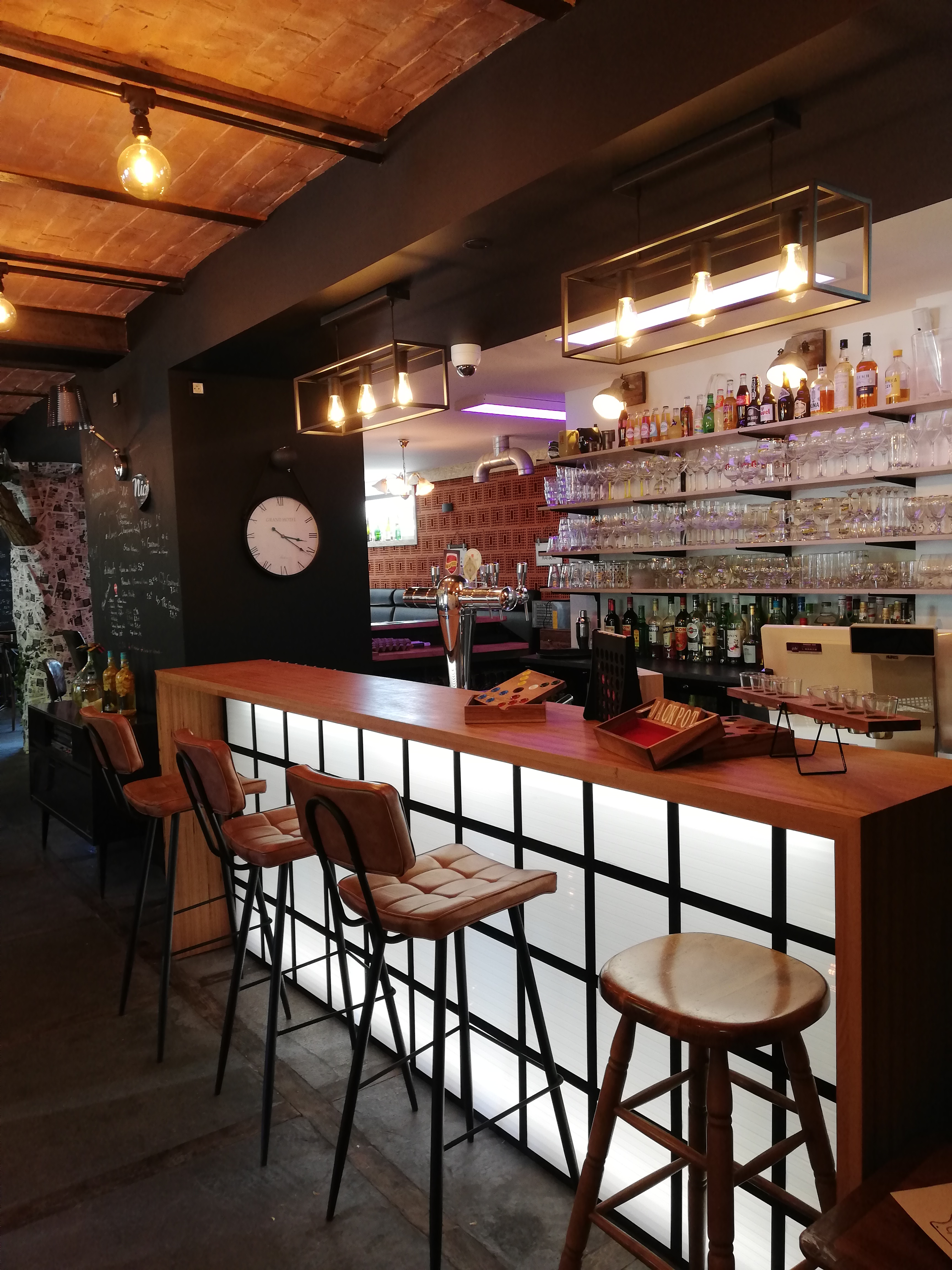 Bar Restaurant Bistrot Ludique, au coeur du village d'Herlies dans les Weppes.
Idéalement situé l'établissement se trouve à quinze minutes de la ville de Lille, capitale des Flandres.
Le Tablier a été créé en 2020 pour offrir un lieu de vie au sein du village et des communes avoisinantes.
->Vente du fonds de commerce 120 000 €
-Aménagements intérieurs
-Tous les éléments de la cuisine et de bar (achetés neufs en 2020)

->Location des murs du local situé en rez-de-chaussée d’une surface d’environ 120 m² comprenant :
-Une salle de restaurant (78 places assises),
-Une cuisine,
-Une réserve,
-2 sanitaires dont 1 PMR,
-Une terrasse extérieur (du 1er avril au 1er octobre),
-Une licence IV

Loyer mensuel - 1 600 euros HT
Provision pour charge mensuelle - 250 euros (taxe foncière et eau)

Pour tous renseignements complémentaires merci de contacter