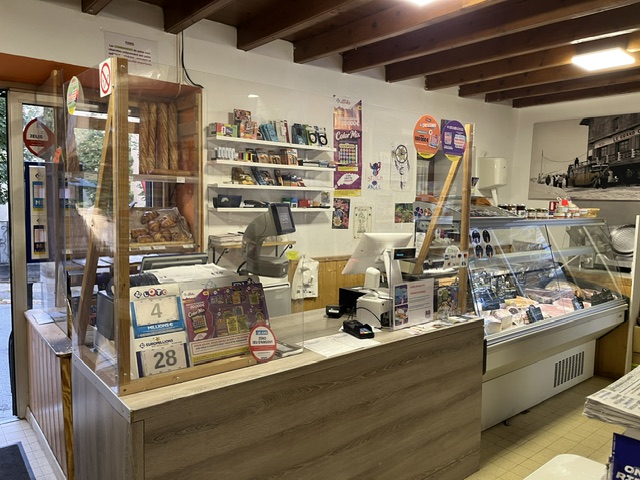 Au cœur d'un village dynamique des Pyrénées Catalanes (66), à proximité de la station de montagne du Cambre d'Aze (gérée par le groupe Trio Pyrénées avec une offre active 4 saisons : ski l'hiver, télésiège VTT/randonnée l'été), cède le fonds de commerce de L'ÉPICERIE DU CAMBRE.
Une offre commerciale riche et conviviale :
•	Alimentation générale & produits locaux : Large choix de produits du terroir et d'alimentation du quotidien.
•	Boulangerie & traiteur : Pain et viennoiseries cuits sur place, poulets rôtis, pizzas à emporter et plats cuisinés maison.
•	Terrasse extérieure & rafraîchissements : Espace terrasse aménagé proposant boissons chaudes, boissons fraîches et glaces.
•	Services de proximité : Gaz, Presse, journaux et point FDJ.
•	Matériel professionnel complet : Chambre froide, équipements de cuisson, vitrines et aménagement intérieur révisés et entretenus.
Atouts : Affaire clé en main bénéficiant d'une clientèle fidèle d'habitants à l'année ou en secondaire et d'un flux touristique continu grâce au dynamisme de la station (double saison hiver/été). Idéal pour un couple ou des associés souhaitant s'installer en montagne et reprendre un commerce de proximité dynamique et chaleureux.