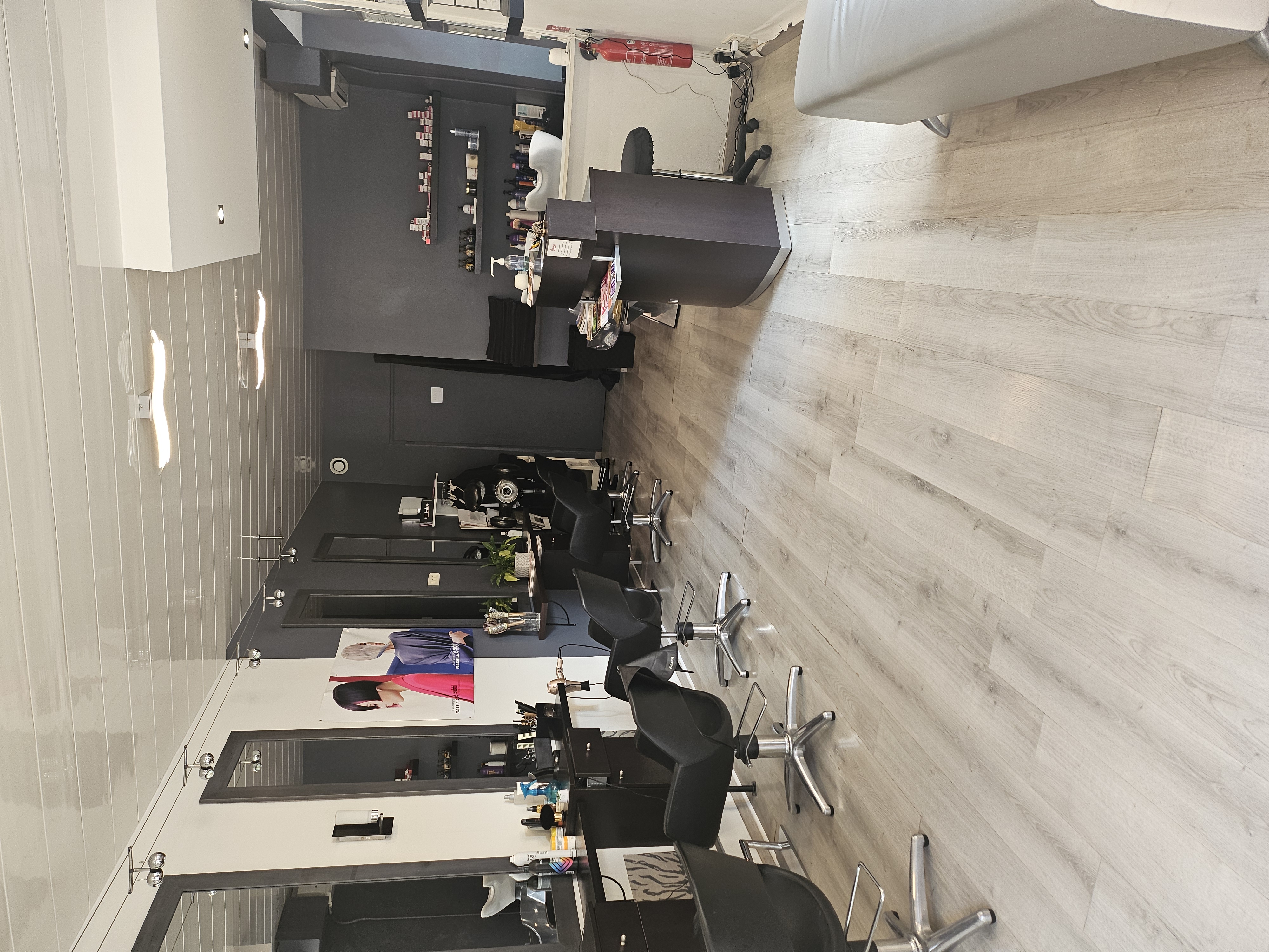 Vente cession fond de commerce salon de coiffure 35m2  toute création sauf alimentaire 
Loyer actuel 560€ par mois 
WC, buanderie machine à laver ,sèche linge  5 fauteils coiffant, 2 bac shampoings ,comptoir....
Pouvez commencer l'activité coiffure sans travaux si vous souhaitez .
Place parking pour clienteles clients  
Tout compris 35000€