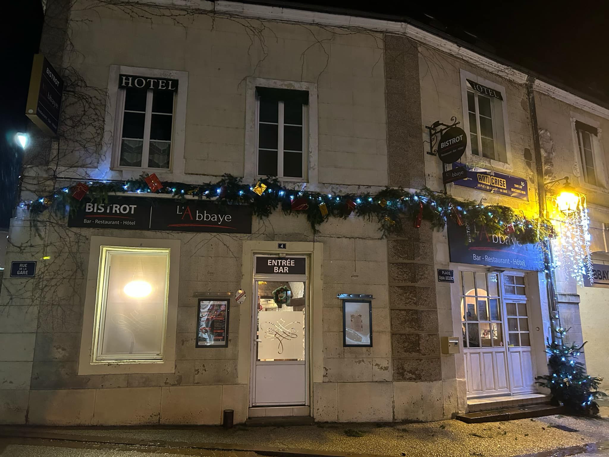 - 5 minutes de l'A11 entre Le Mans ( 30 min) et La Ferté Bernard (20 min), au centre du village de Tuffé , à côté de l' abbaye, fond de  hôtel, restaurant, bar de 500 m2 environ ( 300 en RDC) avec grande terrasse centrale, excellente rentabilité, environ 50 couverts jour en moyenne, 8 chambres d'hôtel, bar 50m2 environ, salle de restaurant 120m2 environ ( 80 à 100 places), terrasse 50 places, salle de réunion 25 m2 environ.. Tuffé val de la Chéronne est un magnifique village de 1600 habitants, tous commerces, avec sa magnifique abbaye du VII ème siècle et son grand plan d'eau. Village très dynamique et vivant