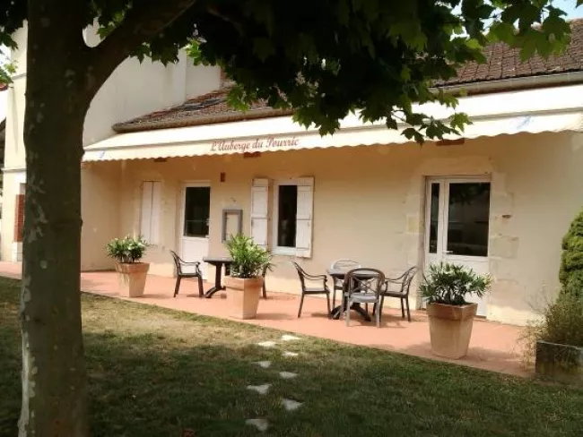 Opportunité à saisir ! La commune de SARBAZAN propose à la location un ensemble immobilier comprenant un fonds de commerce de Bar-Restaurant (avec Licence IV communale) et un grand logement de fonction à l’étage.

Un emplacement stratégique au cœur de la vie locale :
Le commerce bénéficie d'une situation géographique idéale et d'un flux de passage quotidien assuré :
•	Situé au cœur du village, à proximité immédiate de la mairie, de l'école primaire et de la salle des fêtes (idéal pour les événements, banquets et repas associatifs).
•	Proche de toutes les commodités.

Le Commerce (rez-de-chaussée) :
•	Espaces d'accueil : une salle de restaurant climatisée et chaleureuse ainsi qu’une salle de bar distincte. Chauffage économique et convivial via un poêle à granulés récent.
•	Cuisine : entièrement équipée et prête à l'activité (matériel professionnel inclus).
•	Extérieur : une belle terrasse extérieure ombragée, idéale pour la saison estivale, et un parking attenant pour la clientèle.
•	Actif : licence IV mise à disposition par la commune.

Le Logement (à l'étage) :
•	Logement de fonction comprenant 3 chambres spacieuses, idéal pour une famille.

Conditions financières très avantageuses :
•	Loyer global (Commerce + Logement) : 700 € / mois.
•	Coup de pouce à l'installation : 1 mois de loyer offert pour vous lancer sereinement.
•	Dépôt de garantie : 2 mois de loyer (1 400 €).
•	Type de bail : bail commercial incluant le logement de fonction.

Profil recherché & candidature :
La municipalité recherche des professionnels motivés, ayant idéalement de l'expérience en restauration, avec un projet solide, convivial et dynamique pour animer la vie du village.

Pour postuler ou obtenir plus d'informations : merci de contacter le maire, Monsieur Philippe LAMARQUE par téléphone au 06 72 42 85 93ou par email à p.lamarque@sarbazan.fr. 
Un dossier de candidature (CV, description du projet, garanties) vous sera demandé.