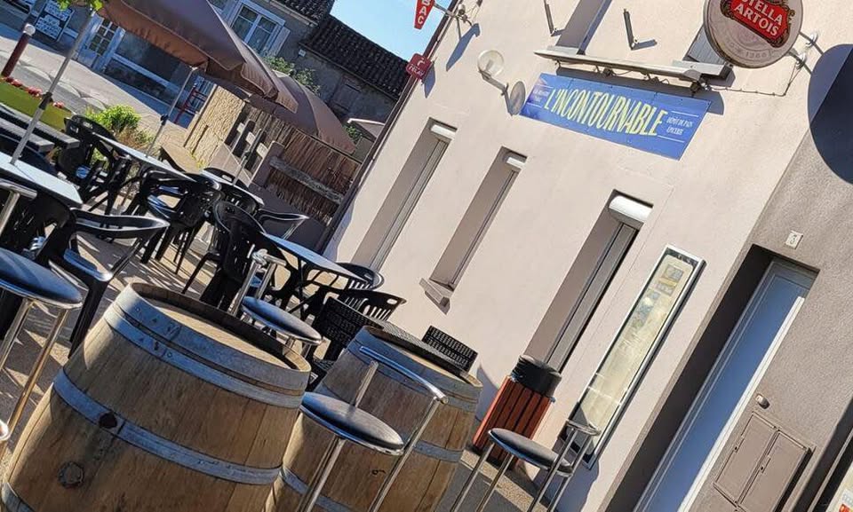 Suite au départ l'exploitant actuel,
Bar Restaurant, multi commerce à reprendre à partir de novembre 2026

La commune de Menomblet, au cœur du bocage Vendéen (proche du Puy du Fou) lance un appel à candidature, pour la reprise d'un contrat de location gérance et l’exploitation du Bar Restaurant avec épicerie et dépôt de pains "L'Incontournable".
Niché au cœur du village, le Bar-Restaurant bénéficie d'une situation idéale pour accueillir les habitants et les visiteurs.

Les éléments du contrat sont les suivants :
Les murs, le mobilier commercial, les agencements et le matériel servant à son exploitation, le fonds de commerce et la Licence IV sont propriété de la commune et ne sont que l’accessoire de la location-gérance dudit fonds de commerce, et comprennent :
Un bâtiment situé à Menomblet (85) - 3 et 5 rue de Bel Air comprenant :
- A titre commercial au rez-de-chaussée : une grande salle (salle de bar et restaurant  de 30 à 40 places) avec sanitaires, deux terrasses, épicerie, extension cuisine équipée pro, espace plonge, sanitaires-vestiaires
- A titre d’habitation à l’étage : palier, une cuisine aménagée, un séjour, trois chambres, WC, salle de bains et une petite pièce.
Balcon, courette, terrain avec abris de jardin.

Les modalités de la location-gérance  :
▪ Durée du contrat : 3 ans renouvelable par tacite reconduction d’année en année sauf résiliation
▪ Montant de la redevance :
    - 650,00 € HT / mois soumis à la TVA au taux en vigueur (20% à ce jour), comprenant la redevance du fonds de commerce et la redevance correspondant au loyer partie commerciale (dont locaux, licence IV et matériel).
    - Habitation : 250,00 € / mois
▪ Dépôt de garantie : 1 mois correspondant à la partie habitation soit 250,00 €

Les candidats intéressés sont invités à déposer leur dossier en Mairie.
Contact : mairie@menomblet.fr
Modalités d’envoi :
Par voie électronique à l’adresse suivante : mairie@menomblet.fr ou communication@menomblet.fr 
Par voie postale : 9 rue de l'Eglise, 85700 MENOMBLET
Par téléphone : 06 38 74 20 49 ou 02 51 51 76 03