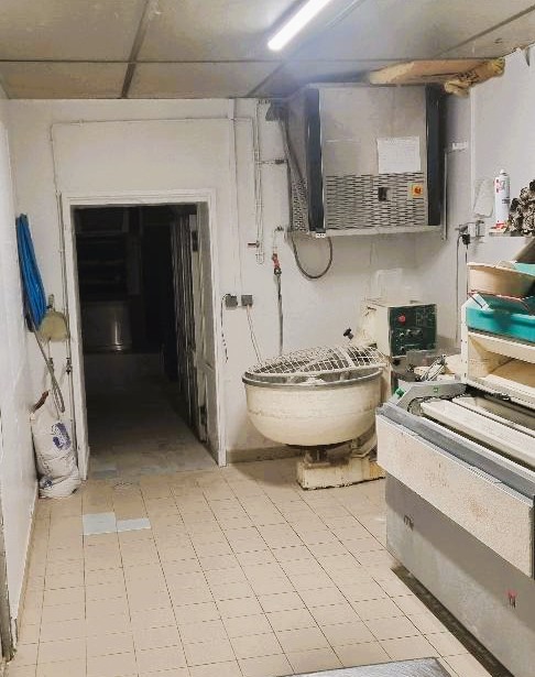 A Vendre Fonds de commerce
Boulangerie / Pâtisserie sans concurrence, située dans un petit village dynamique d'environs 1000 habitants avec toutes commodités : bar tabac, restaurants, coiffeur, école, une maison médical (3 docteurs, une orthophoniste , un phlébologue , un kiné , une sage femme, infirmières), une maison des services (poste, France service, msa etc ), une pharmacie, une supérette a 50m de la boulangerie (elle fait dépôt de pain uniquement quand on est en vacances), une base de loisirs avec camping et un lac où se pratique du téléski, ainsi que de nombreuses associations qui vous font confiance toutes l'année.
PETIT LOYER  de 450 euros pour le tout !
Le fond de commerce comprend : *un surface de vente d'environ 25m° refais a neuf en 2017 (vitrine réfrigérée et meuble à pains) et porte d'entrée changée en septembre 2025, d'un espace pâtisserie avec comme dernier achat un tour réfrigéré (2021), un four Pavailler 6 bouche, un grand coté boulangerie fonctionnelle et enfin une réserve de stockage de matière première
la totalité de surface de production est d'environs 200 m2
*une tournée avec porteuse à 18H/semaine
*un distributeur à pains
*une partie habitation avec 3 chambre à l'étage dont une suite parentale, cuisine et salon, le tout pour 110m°
*à l'extérieur vous pouvez y retrouver un garage et une partie cave ainsi qu'une cour fermée
Notre dernier CA est de 126000 (au 30/09/2025) prix de vente souhaitez 60000€

Je reste a votre disposition pour plus de renseignement