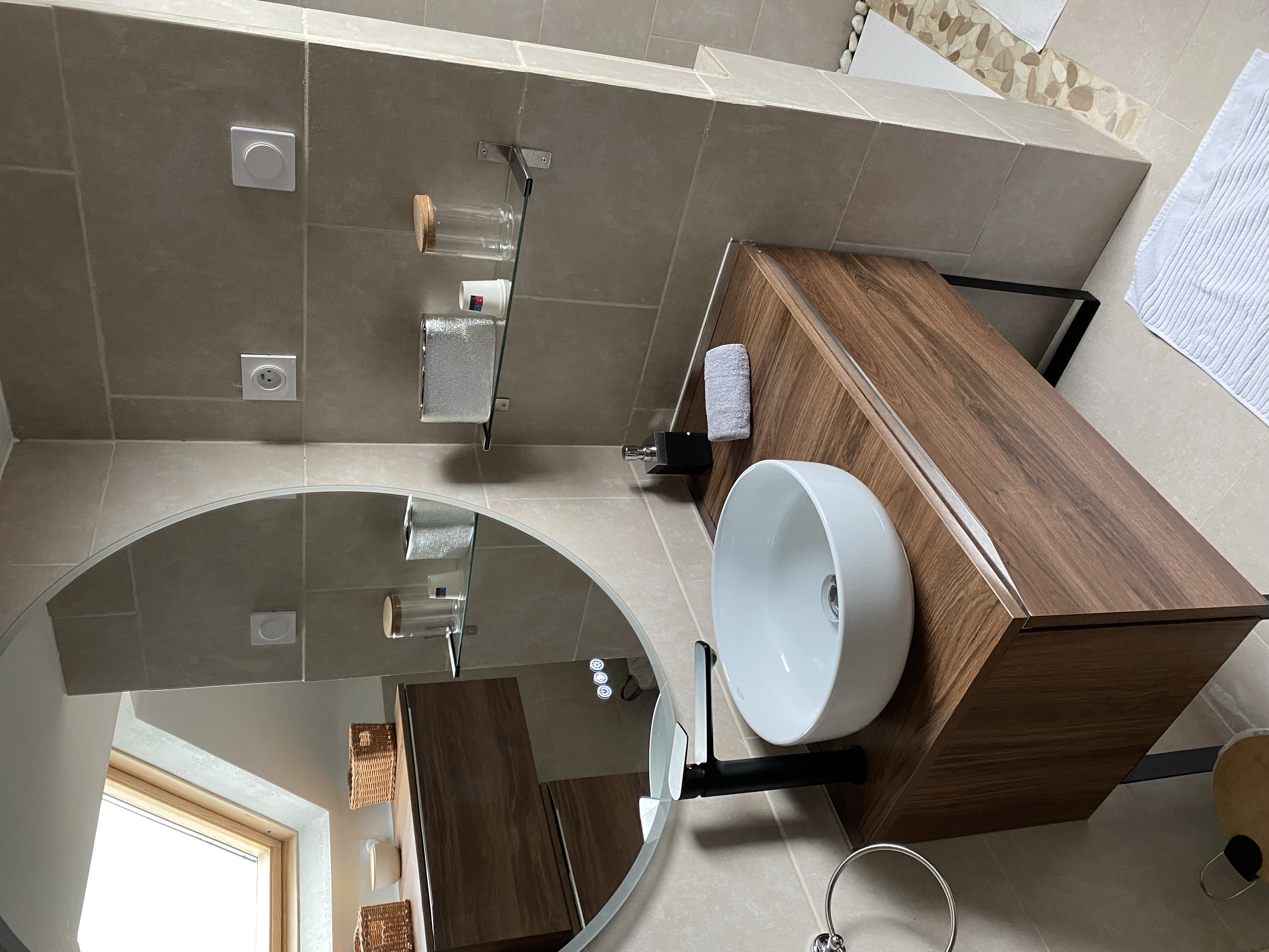 A vendre mur et fond d'une longére bourbonnaise, situé au cœur de l'Allier, à 35 minutes de Vichy, 30 minutes de moulins et 10 minutes de l’autoroute
Retrouvez-vous et ressourcez-vous dans ce gîte alliant agrément du moderne et charme de l'ancien.
Ses atouts et son confort ne vous laisseront pas indifférents !
Rez-de-chaussée : cuisine accessible par 2 marches avec salon et poêle à bois, séjour spacieux avec billard.
UN home cinéma avec son écran de 4 x 3 m, avec une sélection de films en full HD est disponible sous forme de prestation à la demande (renseignements et tarifs auprès des propriétaires).
WC indépendant.
1er étage : 2 chambres pour 2 personnes, une salle d'eau (douche et wc), une mezzanine pouvant accueillir 4 personnes supplémentaires (2 lits de 90x200 cm jumelables + lit 140x200 cm), un espace buanderie avec dressing, lave-linge, sèche-linge, chauffe-eau accessible par 1 marche.
2nd étage : 1 chambre pour 2 personnes avec télévision dont l'accès se fait à l'aide d'un escalier pentu et une salle de bain privative. Salle climatisée et poêle à bois
en plus du gite, un fond de commerce du restaurant est relier a ce bien, tous épiquer et fraichement rénové (isolation, pompe à chaleur etc etc ,fin des travaux 15 juin 2025)
Chiffre D'affairte 30K en 2024
Diagnostics OK Classe D
Pour plus de Renseignements appelé au 0770084767
Merci
Données Financières
Prix de vente : 295000 € 
Précision sur le prix de vente : Prix Négociable
Honoraires : information non communiquée par l'agence
Surfaces et longueurs
Surface : 320 m2 pour le gite 
Surface de 450 m²
Surface commerciale de 1 000 m²
Pour plus de photo ou un rendez vous veuillez nous contactez .
Cordialement