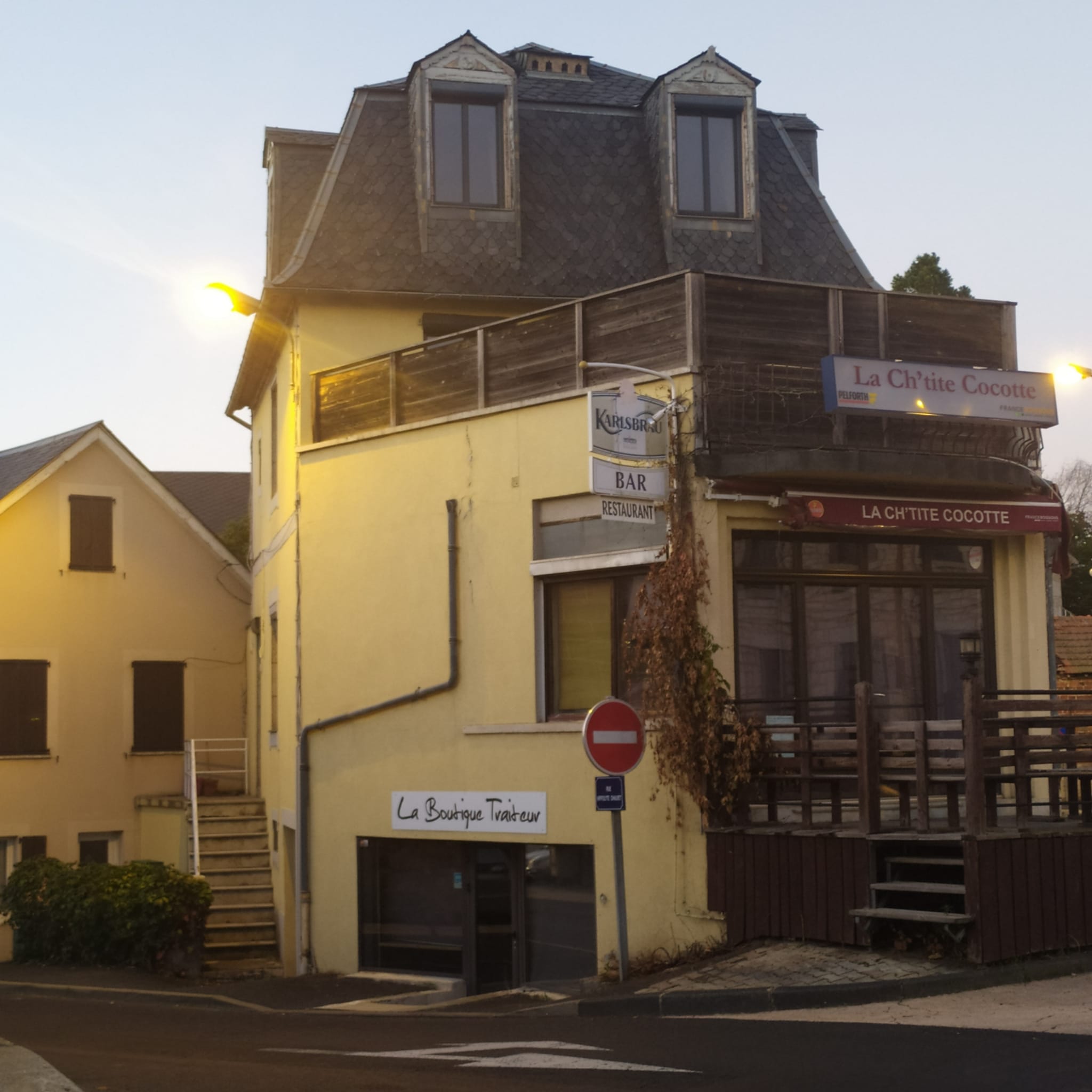 TRES BEAUX LOCAUX COMMERCIAUX A LOUER

Idéalement situé a un croisement stratégique de la ville, face a deux parkings -

loué précédemment en restaurant / snaking -

/!\ Pas de frais de fond de commerce, ni de pas de porte commercial ! Vous sera demandé uniquement 3 mois de caution

Future location bail tout commerce envisageable sous conditions .

Ils s'étendent sur 3 niveaux d'environ 100m3 chacun et se composent de :

Niveau 0 : Un Grand local commercial : deux entrées distinctes, grande salle d'exposition, un grand bar + banque réfrigérée , coin cuisine + coin plonge à part et une petite terrasse extérieure ( à rafraîchir )

Niveau -1 : les toilettes, un petit LOCAL COMMERCIAL compris. A part : pièces de réserves type cave avec chaudière à fioul.

Niveau +1: APPARTEMENT de fonction compris : Grande pièces à vivre + terrasse, cuisine équipée , toilette

Niveau +2 : 2 chambres, grande salle de bain + toilette , dressing

Loyer mensuel de toute la bâtisse 1400€