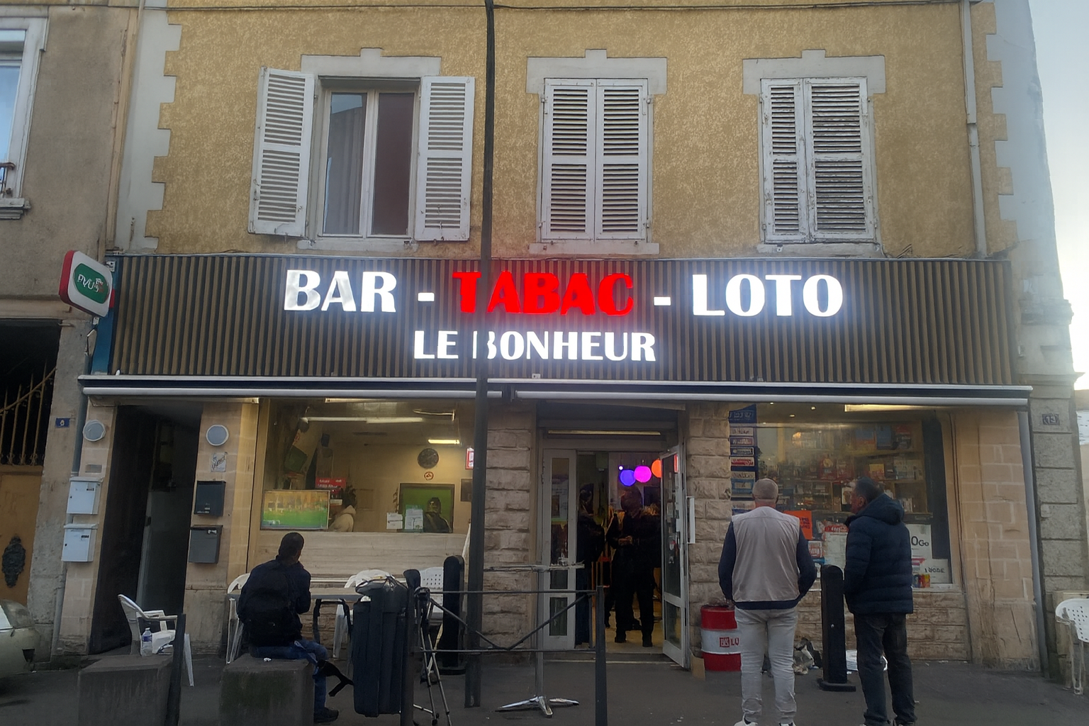 📍 Sud Lyonnais – à 30 minutes de Lyon

À vendre, mon bar-tabac-PMU-FDJ situé en plein centre d’une petite ville dynamique.
L’établissement fait 84 m², avec environ 20 places assises à l’intérieur et 16 en terrasse.

👉 Activité diversifiée et stable :
	•	Bar (Licence IV)
	•	Tabac
	•	Jeux FDJ (loto, grattage…)
	•	PMU

C’est une affaire saine et rentable, avec une clientèle fidèle depuis des années. Résultat net supérieur à 18 % du chiffre d’affaires.

Aucun salarié à reprendre, ce qui en fait une belle opportunité pour un couple ou deux associés.
Un petit appartement au-dessus est compris dans le bail commercial.

Si vous cherchez à vous lancer dans une activité pérenne avec une bonne qualité de vie, n’hésitez pas à me contacter pour plus d’informations et une visite.