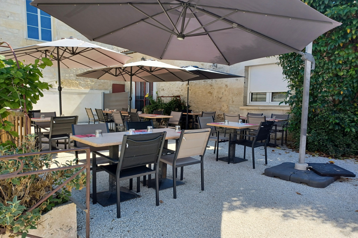 Fond de commerce Crêperie à Vendre à Chaniers (env. 8km de Saintes). Affaire qui convient parfaitement pour un couple et même pour un 1er investissement. 
Salle de restaurant avec mezzanine pouvant accueillir 30/35 personnes et terrasse pouvant également accueillir env. 40 personnes. 
C.A en augmentation constante, clientèle fidélisée toute l'année et très touristique l'été (bords de Charente et camping à 500 mètres). Village dynamique et nombreux commerces. 
Pour plus de renseignements, nous contacter à : creperielamalouine@outlook.fr ou 07.78.64.13.44
Annonce sérieuse, curieux et agences s'abstenir. Merci.
