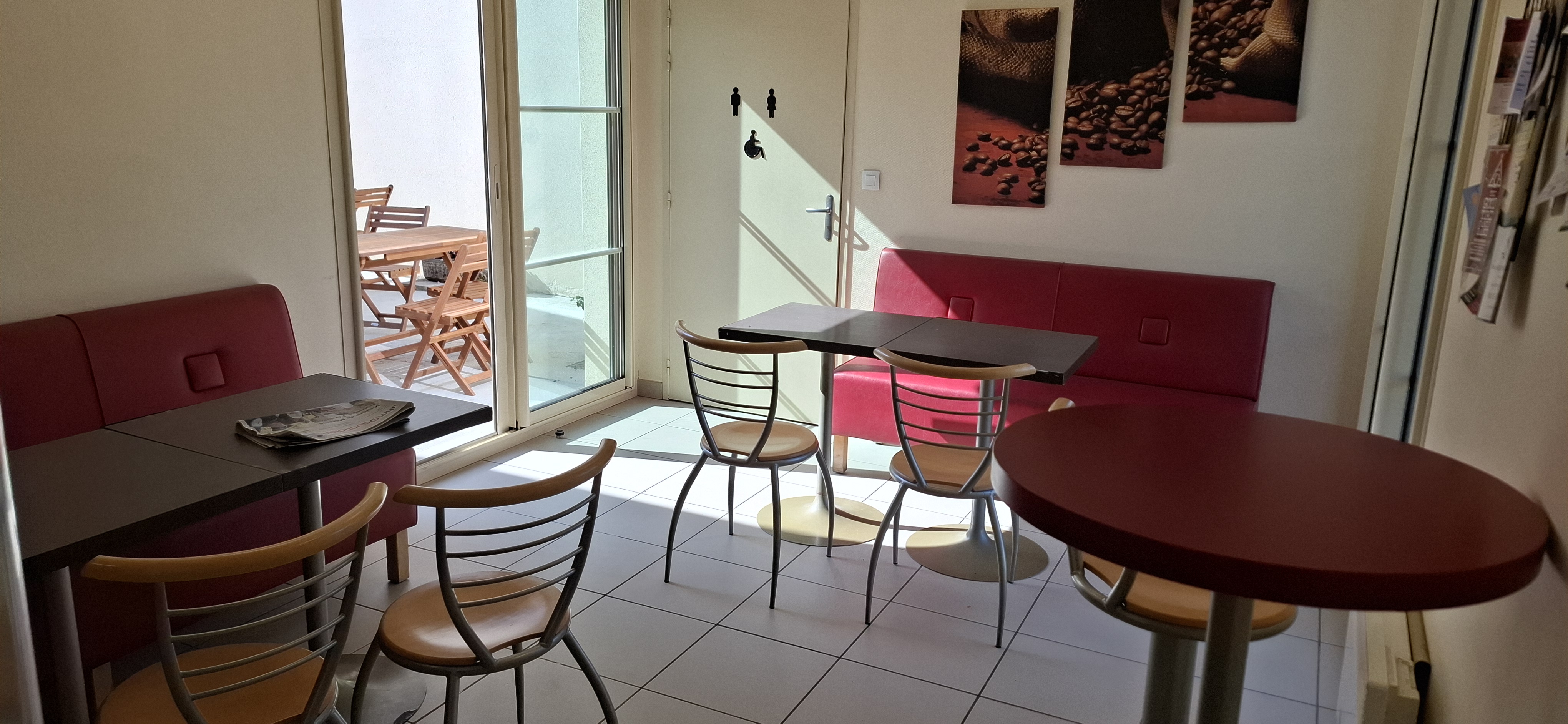Boulangerie patisserie snaking sur un axe passager avec parking.
Boutique avec coin repas, terrasse.
Grand fournil, grand labo.
CA en constante évolution.