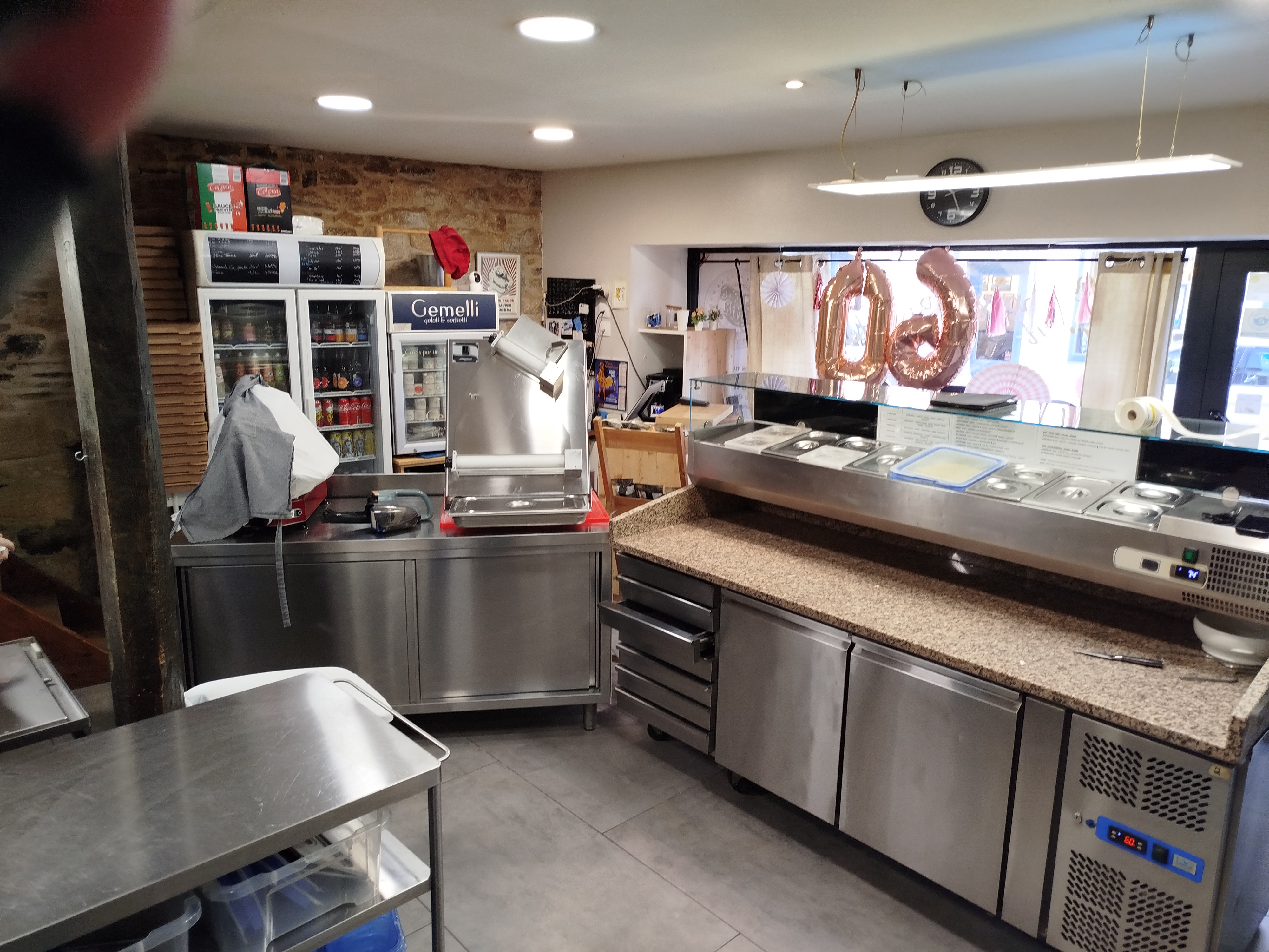 Cause départ en retraite, vend fond de commerce de pizzas à emporter.
Entièrement équipé : Four, pétrin, laminoir, table à pizza, saladettes, réfrigérateurs, congélateurs, triteuse, plancha ..... etc.
Situé dans village étape et petite cité de caractère. Au bord de la presqu'ile de Crozon entre Quimper et Brest.
Rue passante et fréquentée.