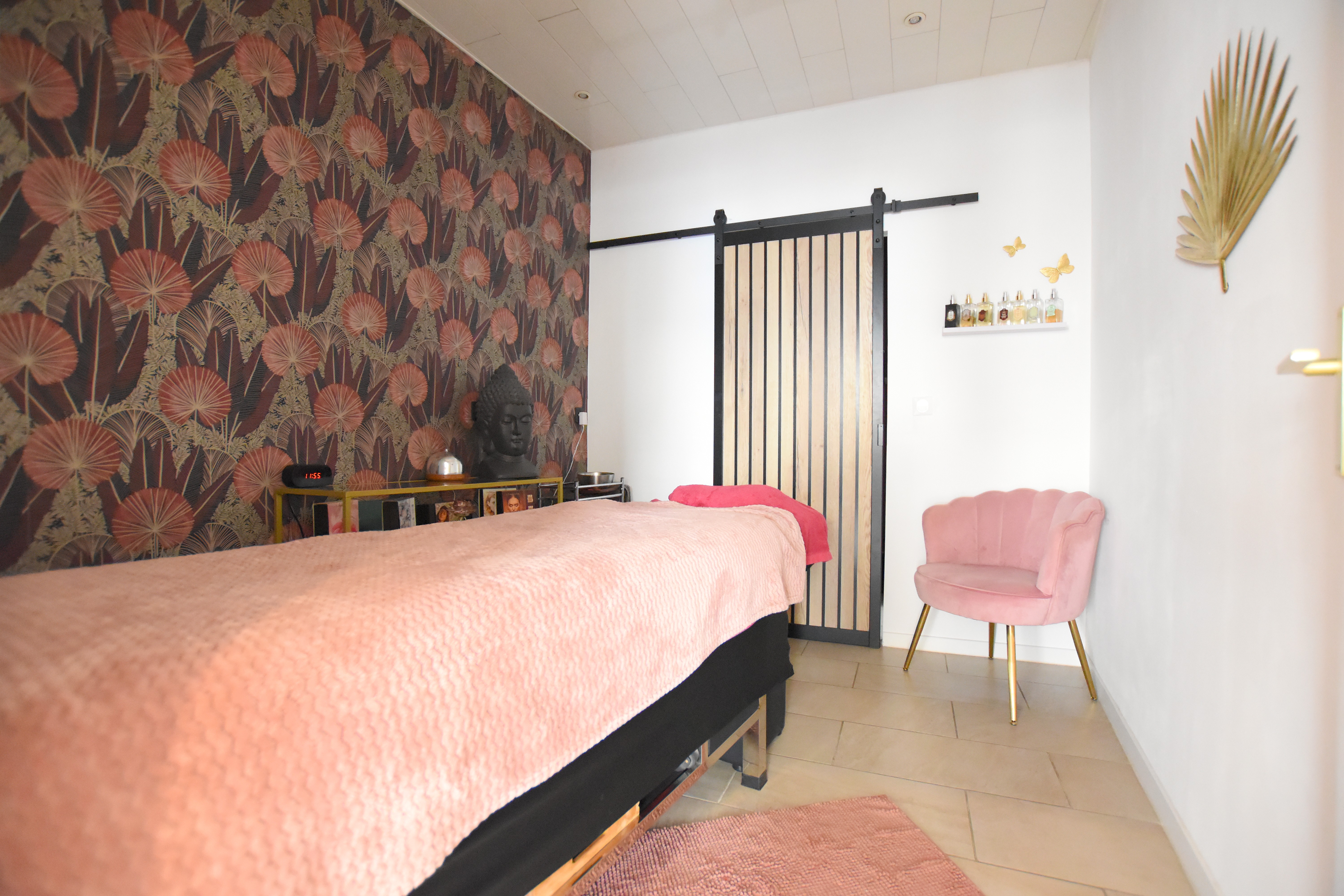 David et Kim de BLB Immobilier ont le plaisir de vous présenter ce fonds de commerce / local professionnel idéalement situé en plein cœur du centre-ville du Perray-en-Yvelines, à proximité immédiate des commerces, de la gare et du stationnement public.

Ce local de 38 m² se compose d’une entrée accueil lumineuse de 15,51 m², parfaite pour recevoir vos clients dans un cadre professionnel et accueillant.
2 pièces indépendantes (6,68 m² et 6,87 m²), actuellement utilisées pour des soins, et qui peuvent être réaménagées selon vos besoins : esthétique, bien-être, paramédical, libéral ou bureau.
Un coin cuisine fonctionnel et une salle d’eau avec WC complètent ce bien.

Le local bénéficie également de deux belles vitrines offrant une excellente visibilité :

1ère vitrine : 3,15 m²

2ème vitrine : 3,14 m²

Le tout dans un état irréprochable, avec des travaux récents, une climatisation réversible, et une ambiance moderne, propre et apaisante.

Bail 3/6/9 Loyer : 600 €/mois charges comprises

Les + du bien :

Emplacement premium en plein centre-ville du Perray-en-Yvelines

Deux vitrines offrant une visibilité maximale (plus de 6 m² linéaires)

Travaux récents aucun frais à prévoir

Climatisation réversible

Local sain, lumineux et prêt à l’emploi

Idéal pour toute activité professionnelle, libérale ou commerciale

Une opportunité rare sur le secteur du Perray-en-Yvelines — idéale pour développer votre activité dans un environnement dynamique, à fort passage et recherché.

Contactez dès maintenant votre duo Essartois : David & Kim BLB Immobilier
Disponibles 7J/7 au 06.74.63.97.71 / 06.76.08.50.55 • david@blbimmo.fr • kim@blbimmo.fr

Informations sur les risques (ERP) : www.georisques.gouv.fr
Annonce rédigée sous la responsabilité de Mme LE CORRE Kim, RSAC Versailles n° 795 069 665.