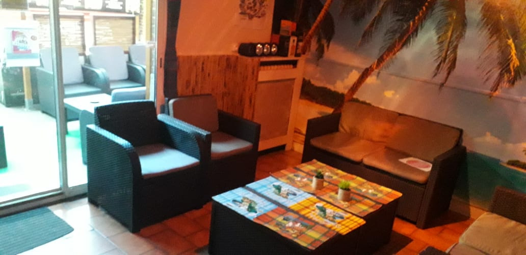Bar comprenant une salle arrière , une terrasse intérieure couverte et chauffée, une cuisine aux normes avec un grand débarras et WC salariés et une grande cave de la superficie du bar , au dessus un chaleureux appartement , 2 chambres, salle, séjour avec balcon et grenier.