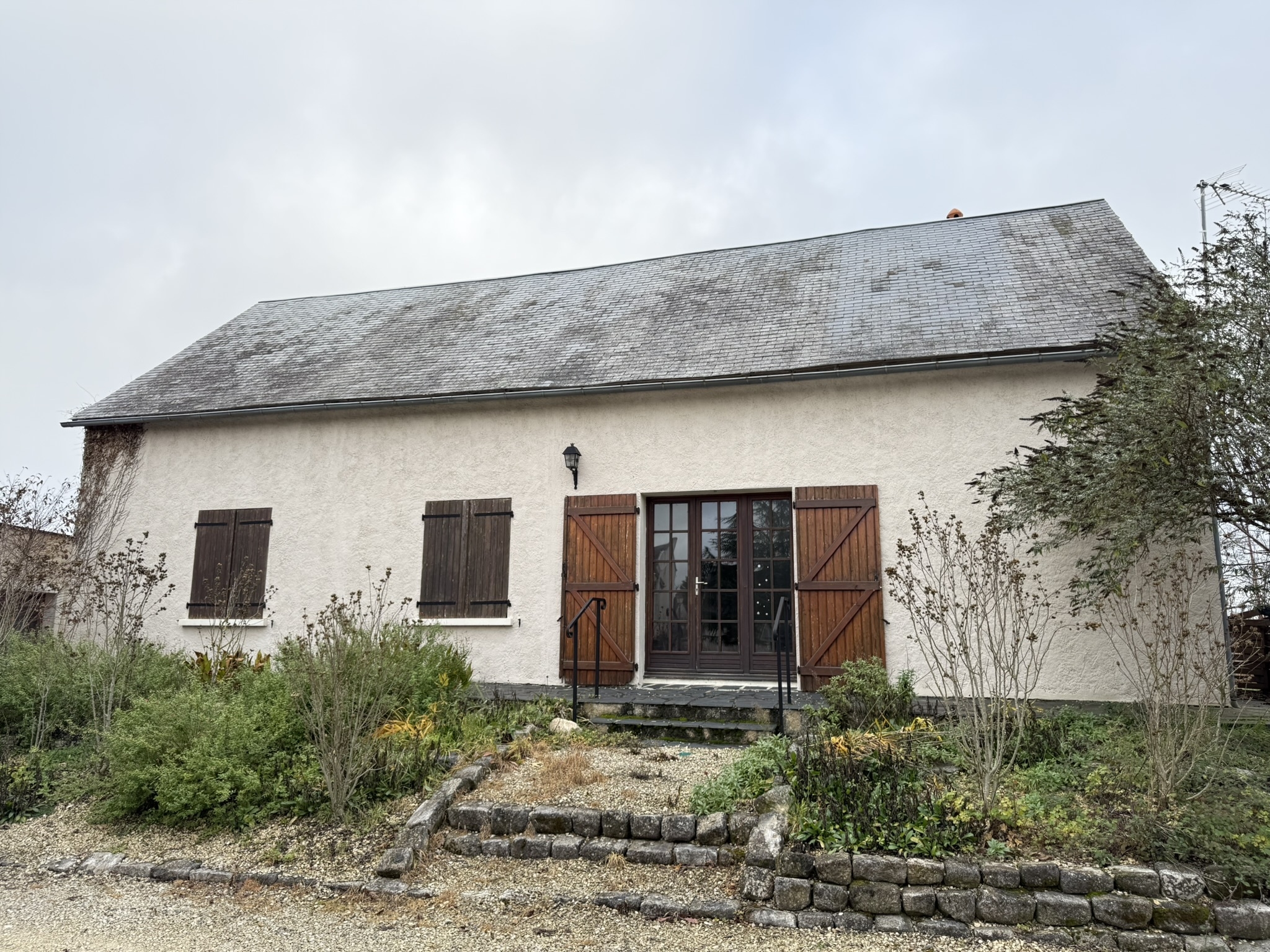 À vendre : Fonds de commerce Restaurant / Bar / Traiteur situé au cœur de Pouligny-Saint-Pierre, dans le Parc Naturel de la Brenne.
Seul commerce de bouche du village, l’établissement bénéficie d’une clientèle fidèle, d’un fort flux touristique et d’un emplacement central avec excellente visibilité.

Superficie exploitée : 203 m²

2 salles (environ 50 couverts : 30 au RDC, 20 à l'étage)

Terrasse d’environ 40 places (partie ouverte + véranda électrique)

Four à bois en excellent état

Cuisine professionnelle équipée + arrière-cuisine (chambre froide + congélateur)

Bar complet

WC PMR + accès PMR

Bureau indépendant

Grand parking + parking secondaire

Licence IV incluse dans le bail

CA annuel : environ 340 000 €

Activités possibles : restaurant, bar, traiteur, pizzas au four à bois, vente à emporter, bar-tabac (selon autorisations), etc.

Maison de fonction attenante (incluse dans le loyer) – 73 m²

2 chambres

Séjour

Cuisine

Salle de bain + WC séparé

Terrain clos ~300 m²

Loyer unique très attractif : 618 € / mois
(murs du restaurant + maison de fonction). Rare sur le marché.

Environnement :
Pouligny-Saint-Pierre est une commune vivante et touristique, célèbre pour son fromage AOP et son attractivité dans la Brenne.
La mairie soutient activement les futurs exploitants.
Plus de 30 associations dynamisent le village, apportant un flux régulier de clients.

Développement touristique en cours :
Nouveaux gîtes et hébergements à proximité immédiate, renforçant la demande pour la restauration.

Atouts du bien :

Emplacement central et stratégique

Unique commerce de bouche

Terrasse 40 places

Four à bois

Licence IV

Parking XXL

Matériel professionnel fonctionnel

Maison de fonction incluse

Potentiel important (pizzas, traiteur, bar, emporter…)

Accompagnement possible par l’exploitante actuelle

Prix : 59 800 € (fonds de commerce)
Honoraires à la charge de l’acquéreur.

Contact : Rodolphe SALLOT – DR HOUSE IMMO
Tél : 06 36 75 90 23
Mail : r.sallot@drhouse-immo.fr