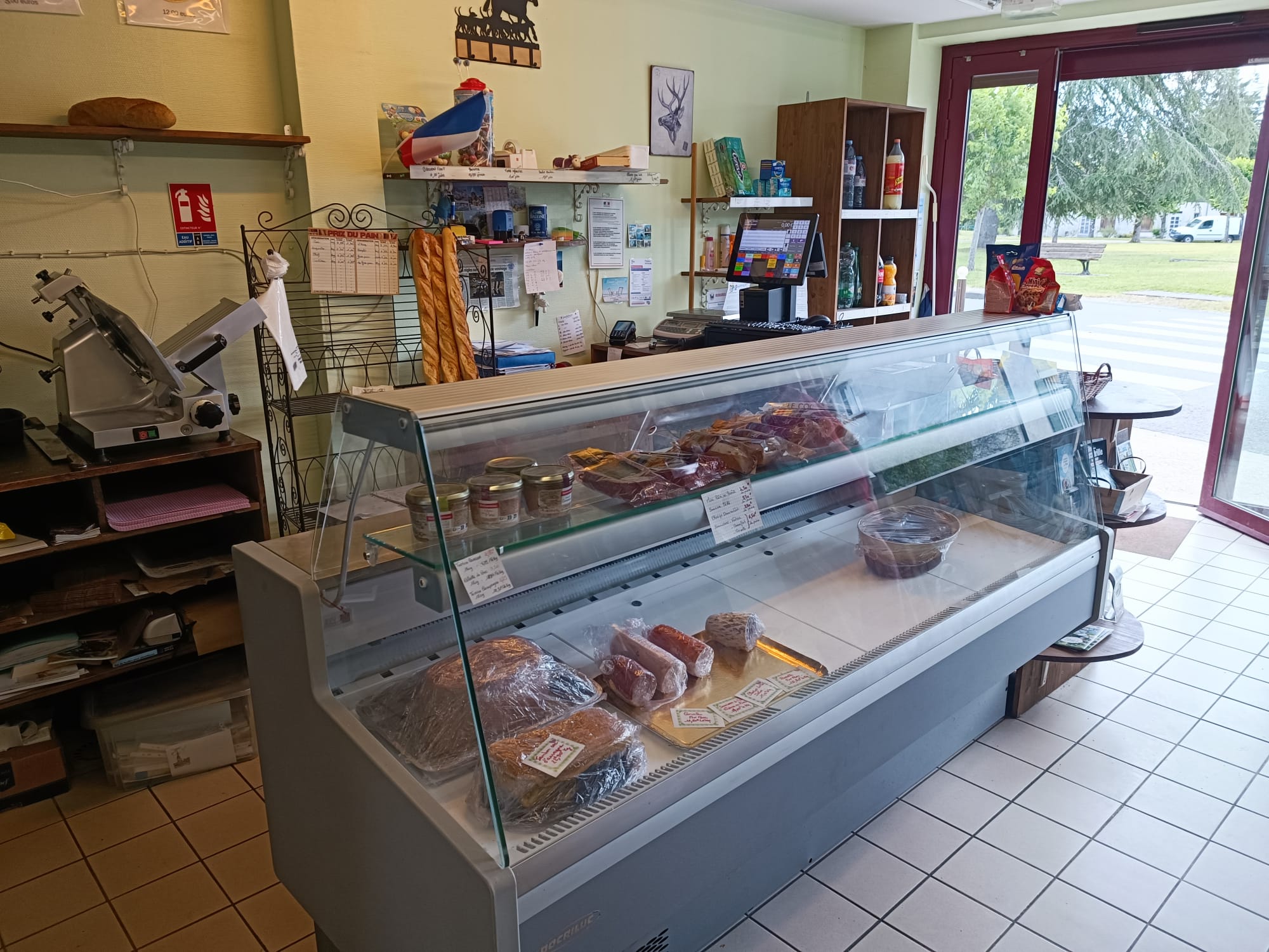 VEND FONDS DE COMMERCE EPICERIE-MULTISERVICE-TRAITEUR

Dans une commune de 600 habitants, située dans le Cher et nichée au Cœur de la forêt solognote, avec des activités autour de la Chasse pêche, doté d’un gîte d’accueil collectif (40 pers) et 2 gîtes privés avec hébergement insolite, Vouzeron est une commune dynamique tourné vers la nature et pleine de projets.
Situé à 12km de la ville Centre, de la Communauté de communes Vierzon Sologne Berry et sur le trajet Vignoux sur Barangeon, Neuvy sur Barangeon en direction de Auxerre, traversée par la départemental D30, la D79 et la D104, la commune capte un flux transitoire continue.
La commune de Vouzeron compte une école maternelle, une bibliothèque, en centre de loisirs, (qui accueille aujourd’hui 80 enfants des 5 communes environnantes), une agence postale, un restaurant bar et cette ÉPICERIE MULTISERVICES.
Un tissu associatif dynamique dont le comité des fêtes organise régulièrement des évènements.
La commune dispose par ailleurs de plusieurs entreprises, notamment une menuiserie/scierie, un fabricant de matériel de levage et de manutention, un fabricant de roulottes hébergement atypiques, une pension pour chats et chiens, un centre de rééducation professionnel et social avec des formations de niveau IV et V accueillant environ 100 pers, 2 maraichers dont 1 certifié Bio…
Perspectives de développement de la commune : En cœur de village, un habitat collectif de 10 appartements est en cours de commercialisation, la rénovation de la salle des fêtes et un futur lotissement pouvant accueillir une 10 aine de nouvelles familles. 
Aujourd’hui, Vouzeron est à la recherche d’un repreneur pour son épicerie multi-service qui est le cœur du village.  

A VENDRE FONDS (cause maladie)  – ÉPICERIE MULTI-SERVICES – TRAITEUR dans le centre de Vouzeron 
Le local est composé d’une partie boutique d’environ 50 m2, avec vitrine réfrigérée, d’une arrière-boutique d’environ 35m2 équipé de 2 chambres froides, d’un four à pain, d’un socle inox, lave-mains ;
Activité, épicerie, dépôt de pain, traiteur, journaux, gaz et relais colis
CA 2025 140 000€ - résultat net positif la partie traiteur permet les weekends de générer un CA important.
Actuellement exploité en couple
Local communal avec bail commercial (3-6-9)  LOYER 340€ TTC/mois 
Ouverture du mercredi au lundi de 7h30 à 12h30 et de 15h30 à 19h30 dimanche 8h à 13h 
Matériel professionnel, Four à Pain, 2 chambres froides
PRIX DE VENTE FONDS  8 000€ (stock en plus)
Contact : Comptoir du Commerce et de l’Artisanat de Vierzon Sologne Berry 
06 49 58 07 86  h.ferreire@cc-vierzon.fr