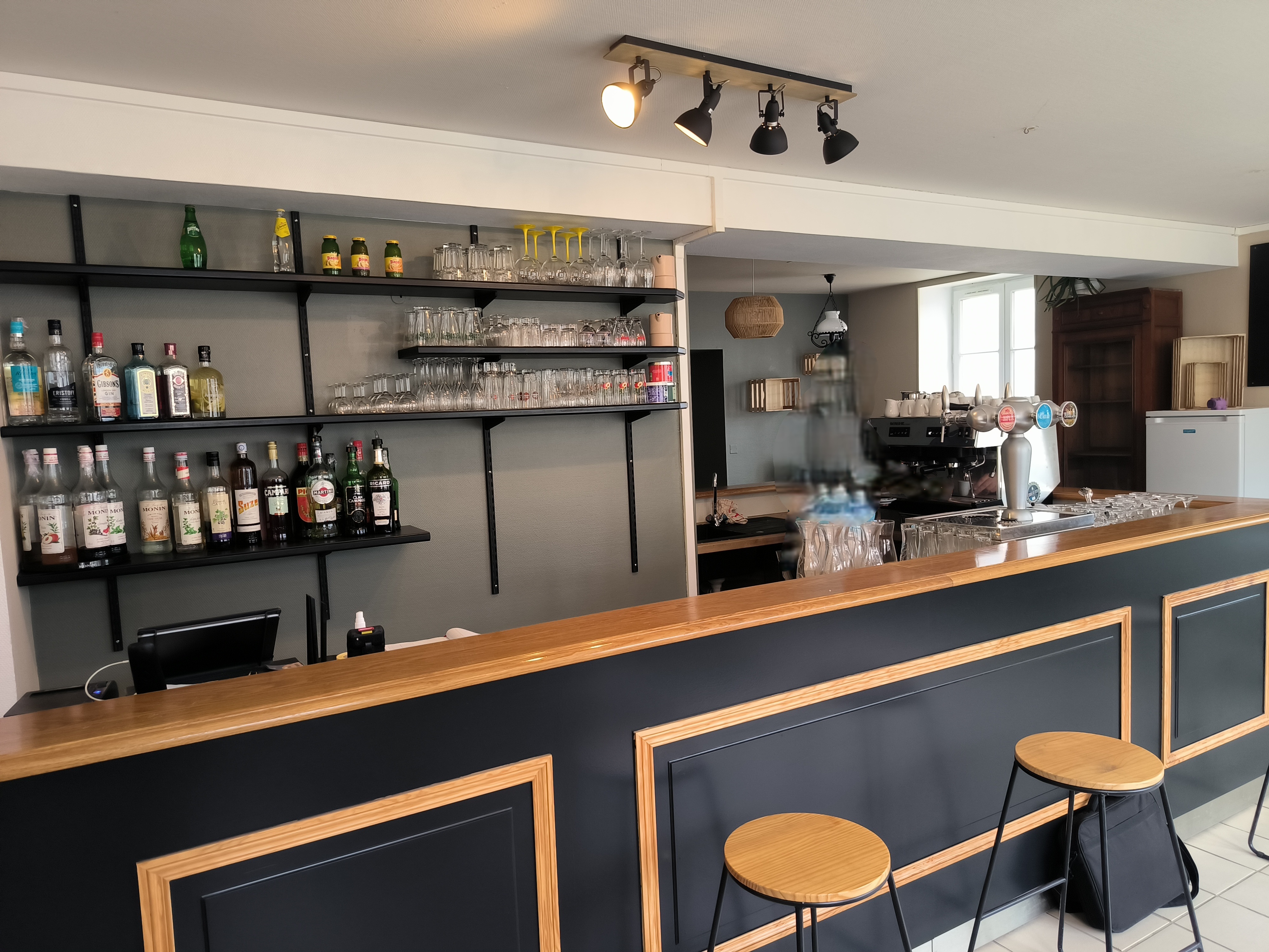 Appel à repreneur - Ouverture d'un café multiservice, commune de Baccon, Loiret (45)

La commune :
La commune de Baccon, située dans le département du Loiret (45), recherche un repreneur pour son commerce bar-restaurant multiservices, au cœur du village. Baccon est une charmante commune rurale de près de 650 habitants, idéalement située à 20 km d’Orléans et à proximité des communes de Meung-Sur-Loire et de Beaugency. Elle bénéficie d’un cadre de vie paisible et attractif, au sein d’un territoire agricole avec une population attachée à ses commerces de proximité. Le commerce à reprendre occupe un emplacement central, à proximité de la mairie. Il dispose d’une salle de restauration, d’un bar licence IV, ainsi que d’un espace multiservices permettant le développement d’activités complémentaires : petite épicerie, dépôt de pain, relais colis, animations locales, etc. La commune est ouverte à un accompagnement du repreneur, que ce soit sur le plan logistique ou administratif, afin de faciliter la relance ou la reprise de l’activité.

Activités déployées : bar, restauration, épicerie, dépôt de pain, animations, presse, relais colis.

Le local :
• en bon état.
• salle de bar et restaurant. Cuisine équipée, salle de préparation, réserve.
• superficie : 127m² + terrasse.
• stationnement à proximité.

Contrat proposé : bail commercial 3-6-9 ( local, Licence IV).

Aspects financiers :
• apport financier pour stock et trésorerie à prévoir.
• loyer : 450€ mois (TVA non applicable).
• ensemble gros équipements cuisine + petits matériels 8.515 HT (10.218 TTC).
• les charges locatives sont d'un euro symbolique pour la publication de l'annonce.

Profil de gérant recherché :
• vous possédez des vraies qualités de commerçant et une vive volonté d’entreprendre.
• vous souhaitez vous engager en faveur de la ruralité et en comprenez les enjeux.
• vous justifiez d’une expérience significative dans le secteur de la restauration ou du commerce et maitrisez les techniques culinaires essentielles, ainsi que les normes d’hygiène et de sécurité.
• vous avez des bases solides en gestion et faites preuve de rigueur et d’organisation.