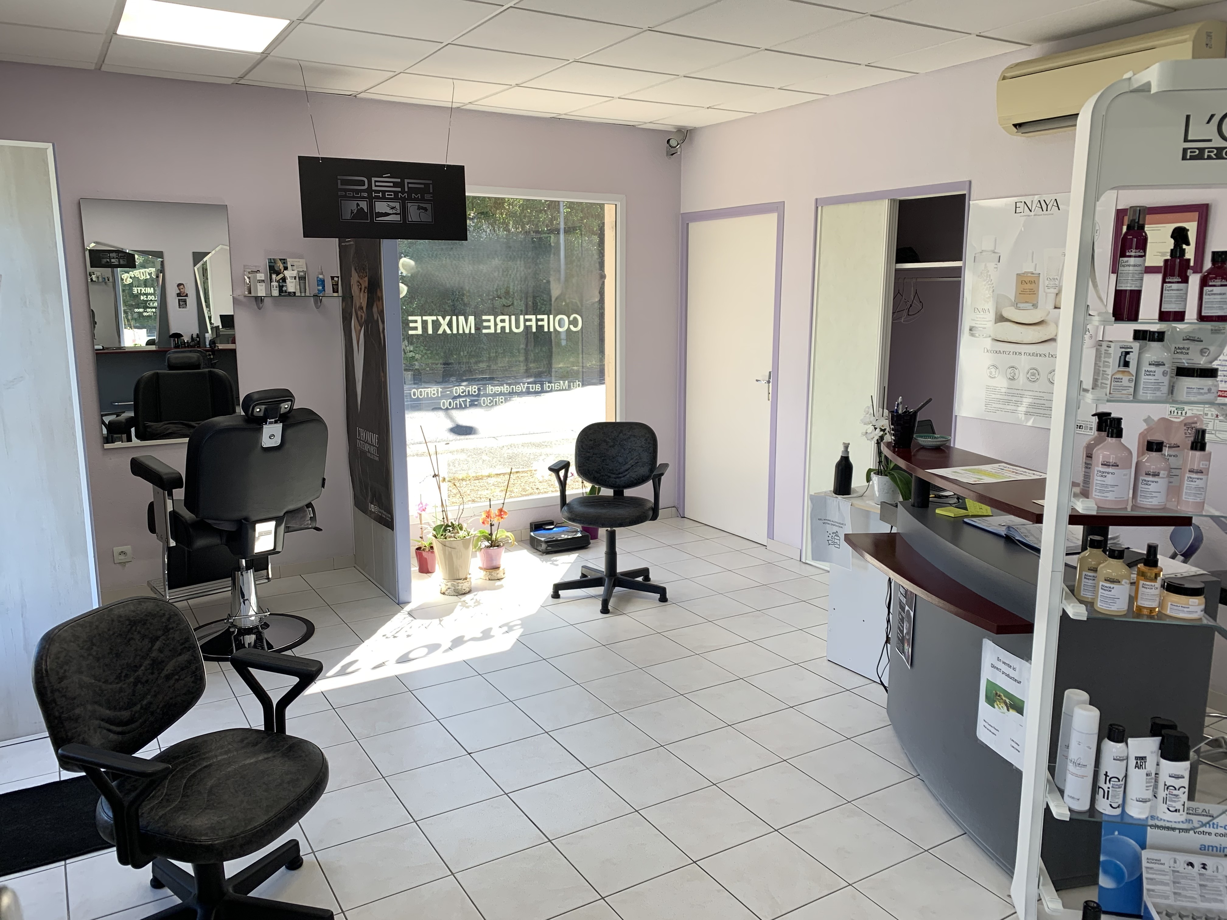 Vente salon de coiffure clé en main. Idéalement situé sur un axe passant entre Casteljaloux et Bazas, sur la frontière entre le Lot-et-Garonne et la Gironde.

Le local a une excellente visibilité physique et un accès facile avec parking, permettant de bénéficier d’une clientèle de passage en complément de la clientèle fidèle des villages situé aux alentours.

Ouvert en 1997, la gérante a réaménagé et rénové le local de 96m² en intégralité, il compte aujourd’hui :

-          Un espace clientèle : 2 bacs, 1 coin barbier, 3 postes, 1 comptoir d’accueil

-          Une buanderie assez grande pour être réaménagée si besoin,

-          Un placard/vestiaire pour les clients

-          Un placard à balais

-          Une cuisine avec bureau

-          Une partie réserve stock

Tout le local est aux normes PMR (accessibilité, WC…), mais également normes électricité, coupe-feu, climatisation…

Il n’y a plus de salariés depuis 3 ans (difficulté de recrutement)

La gérante souhaite vendre pour départ en retraite 

Les murs sont vendus avec le fonds de commerce, ils sont sur un terrain constructible de 1226m² comprenant un parking de 6 place

Prix du fonds de commerce avec les murs, mobilier et matériel : 185K€