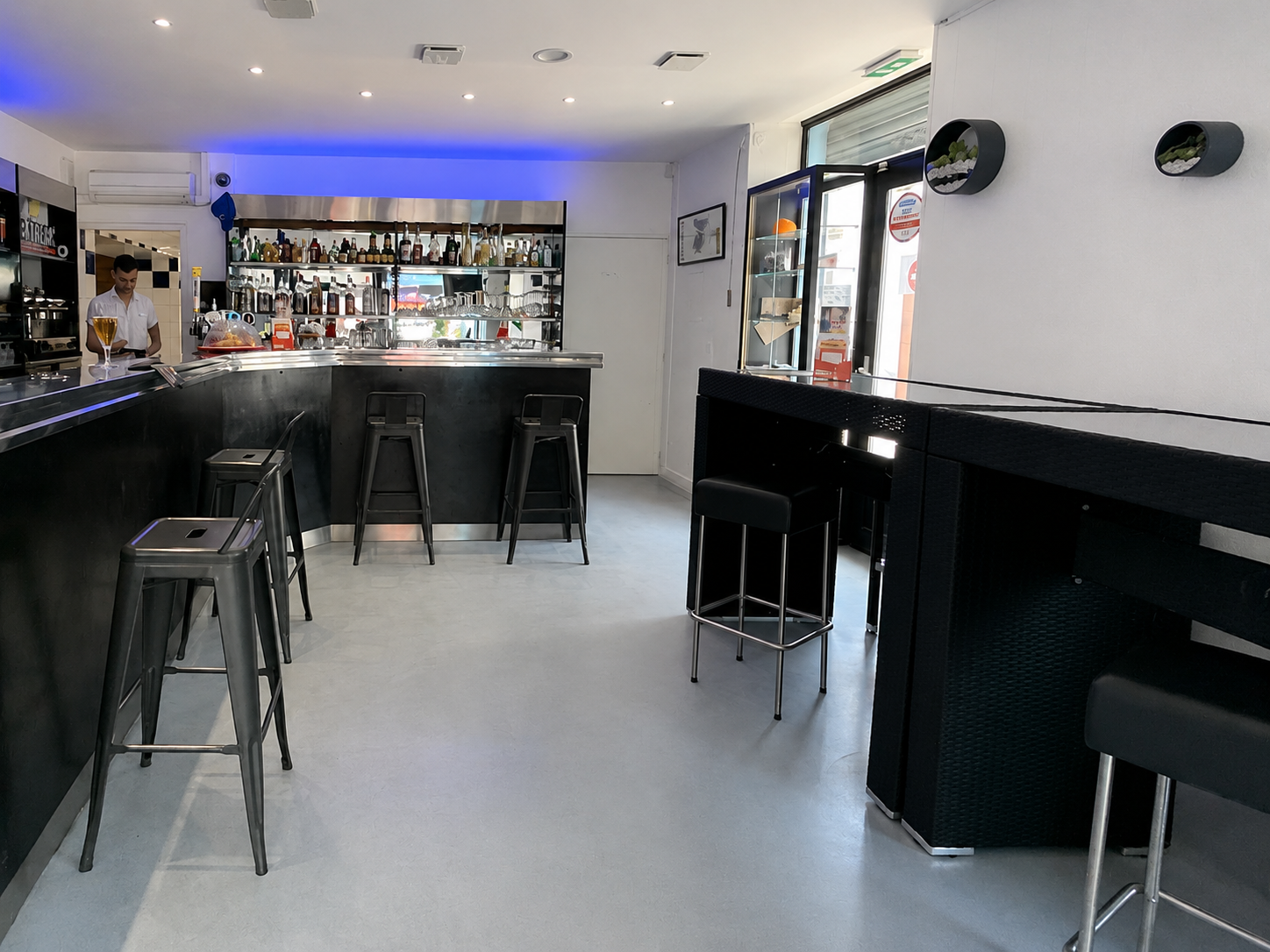 COMMERCE et/ou HABITATION A VENDRE

325 000 € | COGNIN LES GORGES (38470) | 260 m²

Nous vous proposons à la vente un ensemble immobilier complet comprenant les murs commerciaux, le fonds de commerce de bar–restauration–vente de jeux ainsi qu’un spacieux appartement en duplex situé directement au-dessus de l’établissement.
Partie commerciale :
Le local professionnel offre de très beaux volumes et se compose de :
• Une grande salle de réception lumineuse et fonctionnelle,
• Toilettes PMR aux normes,
• Une cuisine professionnelle équipée,
• Une cour ainsi qu’une terrasse,
• Une vaste cave en sous-sol, parfaite pour le stockage.

Cet établissement dispose d’un fort potentiel pour la poursuite de l’activité existante ou le développement d’un nouveau concept.

Appartement duplex d'environ 150 m² :
Situé au-dessus du commerce, l’appartement offre des surfaces généreuses et se compose de :
• Salon, séjour, cuisine,
• 5 chambres,
• Un grand bureau,
• Une terrasse privative.

Un bien idéal pour concilier vie personnelle et professionnelle.