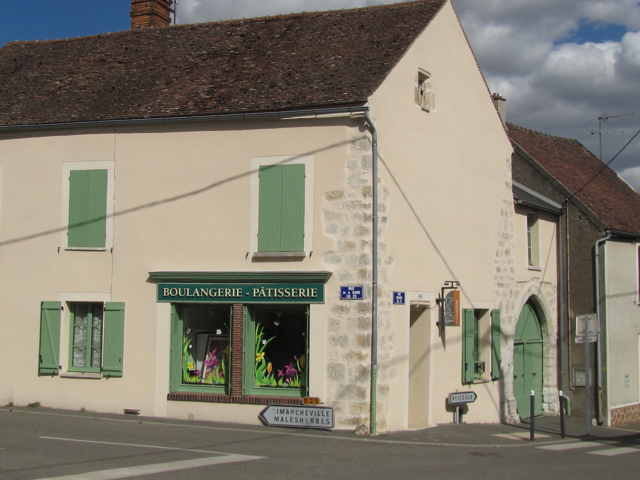 A vendre fonds de commerce dans village de 700 habitants pour cause départ en retraite.
Briarres sur Essonne se situe à 30 kms de Fontainebleau et 17 kms de Pithiviers.
La seule boulangerie dans le village, clientèle fidèle et régulière depuis 18 ans.
Les murs (commerce et appartement) sont la propriété de la commune. Le loyer total est de 500€ mensuel.
Nous faisons des tournées sur 6 communes, la zone de chalandise est de 4000 habitants.
Nous prenons actuellement 5 semaines de congés.
Les jours d'ouverture sont du jeudi au mardi de 6h30 à 13h00 et 16h00 à 19h30.
Cette boulangerie se compose de:  1 boutique, arrière boutique, labo, fournil et 1 appartement comprenant 2 chambres .
La boutique fait 37m², 
Un labo comprenant:
Laminoir, batteur ,tour réfrigéré, lave vaisselle.
Un fournil comprenant:
Four 3 étages à fuel, chambre de pousse, diviseuse, pétrin, passa pâte, tourneuse.
Ainsi qu'un grand congélateur 6 portes.
CA N-1: 98500€, 
CA N-2: 98600€, 
CA N-3: 116413€.
Idéal pour une première affaire( en couple) vous allez prendre plaisir à développer pleinement son potentiel dans un environnement agréable.
A découvrir rapidement