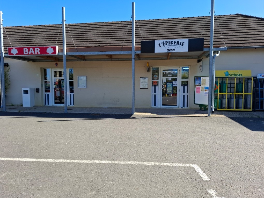 Multiservices:
Bar, Tabac
Epicerie
Station Essence 24/24
Gaz
Relais Poste
Française des Jeux
Dépôt pain
Pas de commerce similaire à proximité
Prix Fond de commerce 55000€ plus stock
Loyer 380€ (murs propriété de la Mairie)
Merci de contacter pour de plus amples renseignements