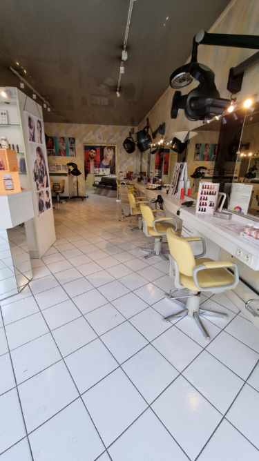 Fond de commerce salon de coiffure mixte à vendre. 86m2, 2 ouverture dans 2 rues différentes, pas d employé à reprendre