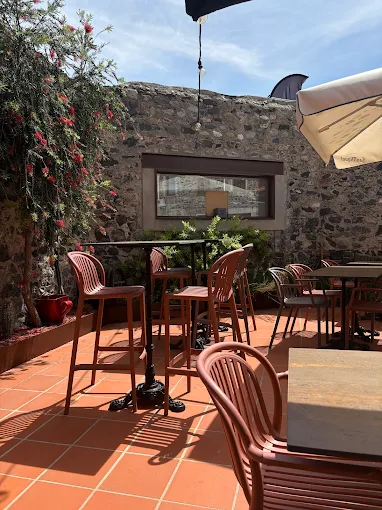 RARE – À CÉDER RESTAURANT BISTRONOMIQUE CLÉ EN MAIN – CASES-DE-PÈNE (66)
Une adresse de caractère avec un fort potentiel de développement
À seulement quelques minutes de Perpignan, au cœur d'un secteur dynamique, découvrez ce superbe restaurant bistronomique bénéficiant d'un emplacement stratégique sur un axe très passant. Implanté dans une magnifique bâtisse en pierre, en angle de rue, l'établissement d’une superficie totale de 250m profite d'une visibilité exceptionnelle grâce à une façade de près de 20 mètres linéaires. Parking gratuit à proximité.
Entièrement rénové, le restaurant est vendu clé en main, avec un matériel professionnel neuf d'une valeur d'environ 60 000 €. Aucun investissement n'est à prévoir. Le bar de 3,50 mètres, la cuisine parfaitement équipée et les espaces de travail ont été pensés pour une exploitation immédiate dans les meilleures conditions.
L'établissement dispose de 40 places assises en salle et de 50 places en terrasse, dans un patio plein de charme agrémenté d'une cheminée dédiée aux grillades, offrant une véritable expérience conviviale à la clientèle.
L'exploitation actuelle est volontairement limitée, avec une ouverture du mardi au samedi, midi et soir, laissant de nombreuses perspectives de croissance.
Les atouts de cette affaire :
•	Emplacement premium sur un axe à fort passage.
•	Restaurant récent, aucuns travaux à prévoir.
•	Matériel professionnel neuf (60 000 €).
•	Bail commercial renouvelable en 2033. Licence IV incluse dans le bail.
•	Loyer attractif : 1 370 € par mois.
•	Ticket moyen : 35 € le midi et 45 € le soir.
•	Chiffre d'affaires 2025 : 230 000 €.

Le potentiel de développement est important :
•	Renforcement de la présence digitale (site internet et réseaux sociaux) ;
•	Développement de la vente à emporter et des prestations événementielles ;
•	Privatisations, soirées à thème et réceptions grâce à une salle municipale d'environ 70 m², située au-dessus du restaurant et mise à disposition par la commune.
Cette affaire conviendra parfaitement à un couple de professionnels ou à un restaurateur souhaitant reprendre un établissement reconnu, immédiatement exploitable et disposant d'un véritable potentiel de progression.
Prix de cession : 100 000 €
Vente urgente pour raison personnelle.
Une opportunité rare sur le secteur à ce niveau de prix. Les établissements offrant un tel niveau d'équipement, de charme et de potentiel sont peu nombreux.
Dossier complet et visite sur rendez-vous. Faire offre rapidement.