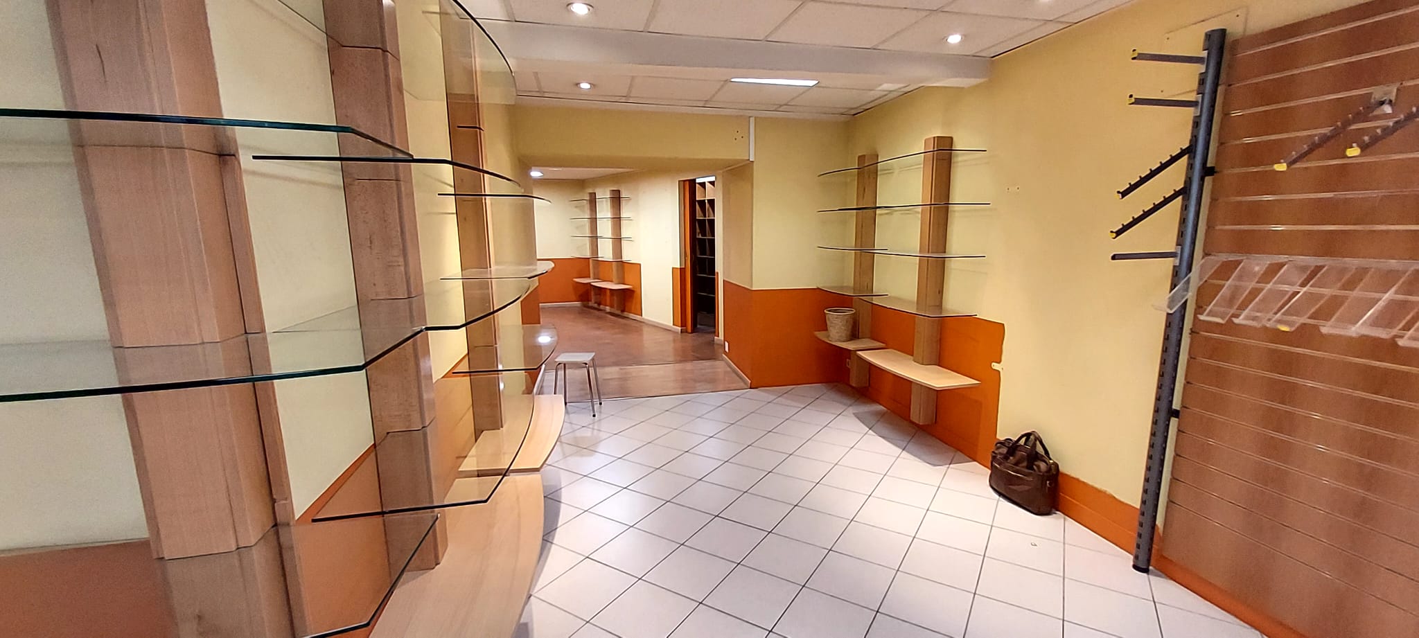 Nouveauté au centre ville de Castellane !

A vendre 25 000 € le droit au bail d'une belle et grande boutique de 95 m2 
environ avec ses deux entrées clients, donnant sur la rue principale et sur la zone piétonne.

Loyer : 1 200 €/mois charges comprises et taxe foncière comprise.

Idéal pour un traiteur, primeur car il manque un primeur dans la ville de Castellane, magasin de chaussures, prêt à porter.

Le centre de Castellane est caractérisé par sa place centrale avec ses vieux platanes majestueux. 
Tout autour se trouvent plein de petites ruelles au charme unique. 
Vous trouverez dans beaucoup de ces ruelles médiévales des petits magasins et des terrasses conviviales. 
La ville affirme ainsi son caractère provençal.
Les environs sont caractérisés par la beauté naturelle du Verdon

Possibilité d'exercer toute activité sauf restauration.

Activités possibles : audition, optique, mode homme, mode femme, prêt à porter, crêperie, glacier, confiseries, articles de fêtes, objets de décoration, galerie d'arts, musique, parfumerie, déco, maison, cadeaux, services, culture, jeux, multimédia, gourmandise, beauté, santé, loisirs, horlogerie, bijouterie, maroquinerie, chaussures, sport, banque, cabinet médical, cabinet spécialisé, laboratoire, audition, optique, serrurerie, cordonnerie, couturier, comptable, assurance, courtier, services à domicile, agence d'intérim, pressing, laverie automatique, boulangerie, charcuterie, poissonnerie, traiteur, épicerie, crêperie, glacier, prêt à porter, magasin de chaussures, pressing, laverie, salon de coiffure, salon d'esthétique, achat revente d'objets, d'or, toilettage pour animaux de compagnie, pharmacie, pompes funèbres, fleuriste, bureau d'études, primeur, fruits et légumes.