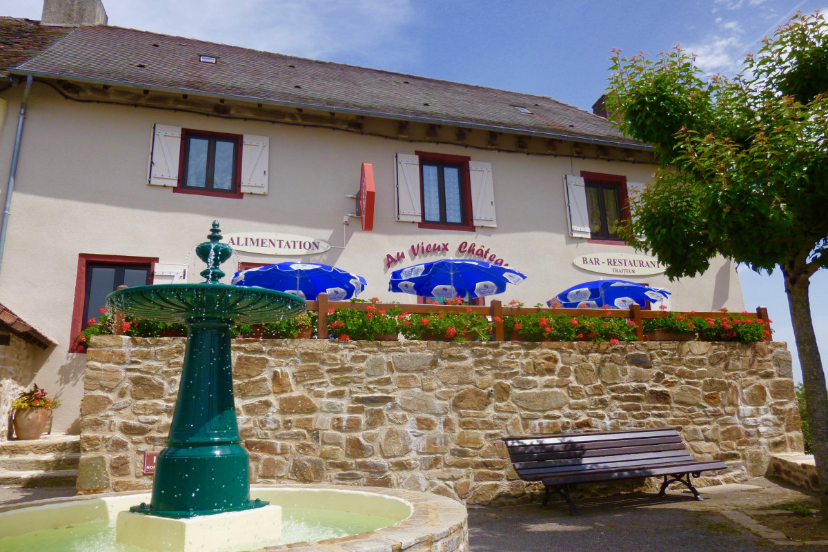 A VENDRE CAUSE RETRAITE
Fonds de commerce RESTAURANT TRADITIONNEL, 
BAR avec licence IV, DEBIT DE TABAC, EPICERIE, TRAITEUR.
Cette affaire se situe à 30 Km de Limoges dans un joli village du sud de la Haute-Vienne, 
région touristique très appréciée, proche de la Corrèze et la Dordogne. 
Salle de bar de 30 couverts + Salle de restaurant de 50 couverts 
+ Terrasse extérieure de 20 couverts + Epicerie + Réserves + Cave.
Toilettes avec 2 W.C + Lavabo. 
2 Entrées dont une avec rampe pour personnes à mobilité réduite.
Bar et Cuisine aux normes sont équipés avec du matériel en très bon état et totalement opérationnel. 
Le fonds de commerce inclus un LOGEMENT comportant 3 chambres + 1séjour 
+ 1 SDB et 1 W.C. ainsi qu?un terrain, un garage, une cour et un appentis.
Etablissement existant depuis 30 ans avec une bonne notoriété et qui grâce à une clientèle fidèle et régulière, permet une activité pérenne annuelle et offre encore un fort potentiel de développement grâce notamment à une belle activité traiteur. Repas ouvriers en semaine, repas de groupes tout au long de l'année grâce aux associations locales, réceptions de famille ou fêtes locales, clientèle fidèle en week-end. 
Parking à côté du restaurant.
Logement sur place inclus dans le bail.
Bail 3/6/9 en cours (commerce et habitation).
Belle opportunité à voir rapidement si vous cherchez à vous installer à la campagne
afin de bénéficier d?un cadre de vie agréable.
Bilans et renseignements complémentaires sur demande.