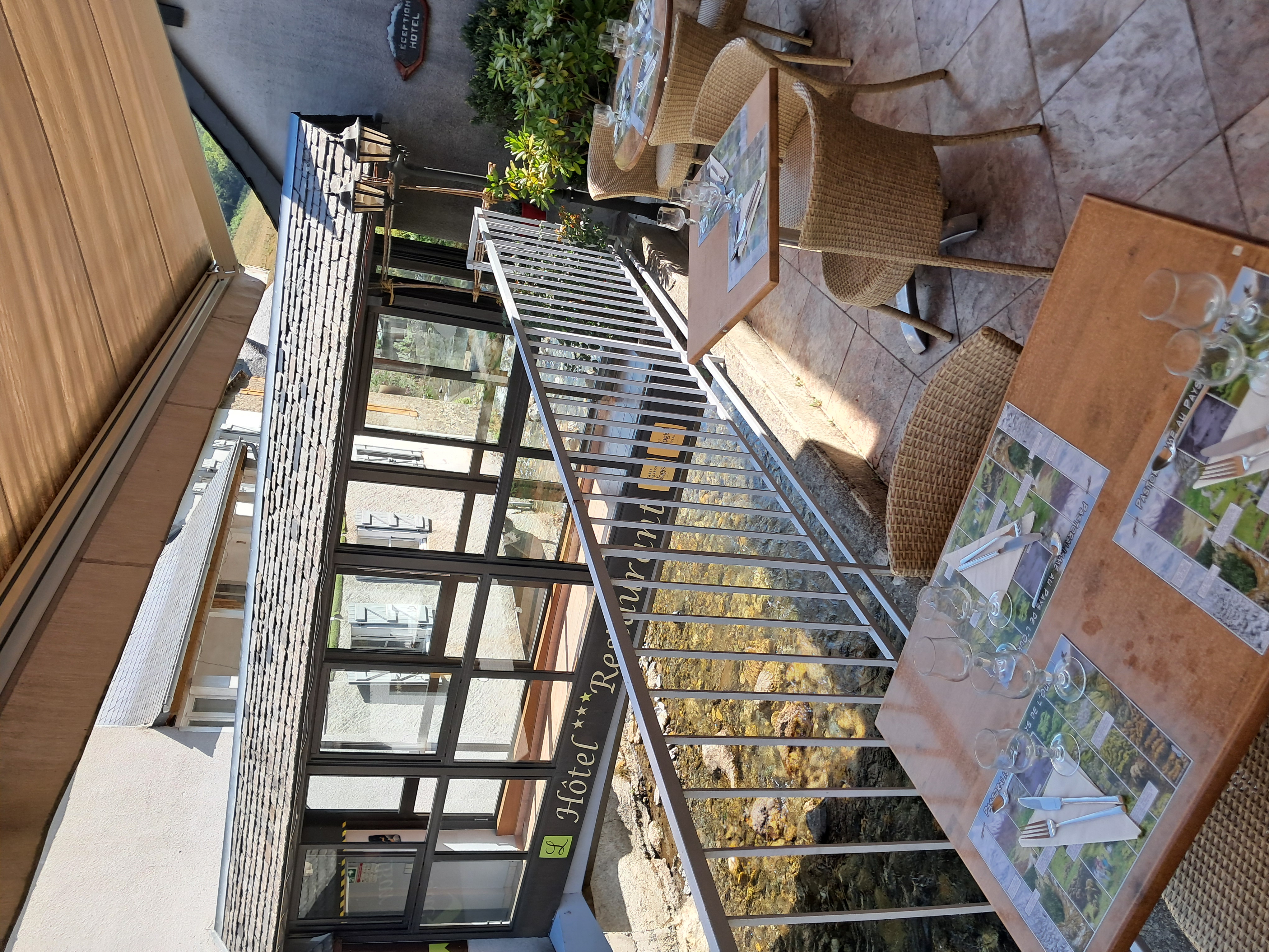 👍 Opportunité Rare, une belle affaire
MURS 500 M2+ FOND DE COMMERCE
Hôtel Restaurant Bar Licence IV Tabac
👍Le Top ! Aucun travaux a prévoir...on laisse tout aux futurs acquéreurs (matériel, vaisselle, linge...👍) vous posez vos valises et vous travaillez directement ! 👍
Exploité depuis 30 ans en couple, (on a un autre projet de vie )🌞
● Hôtel 8 chambres (actuellement 3 étoiles) avec sdb...impeccables !
● 1 salle pour les petits déjeuners ou autre réunion....(possibilité 25 couverts)
●Restaurant salle de 35 couverts + terrasse ombragée avec store pour l été (45 couverts) vue sur la rivière.
● Cuisine (grande fonctionnelle matériel (four neuf, LV, hotte, 2 armoires positives...tt est en inox...matériel bien entretenu) 
● Bar de village avec linéaire tabac et produits du terroir. (Terrasse de 16 places avec stores).
● 2 réserves et une belle buanderie (terrasse et jardin fonctionnel)
👍Tout est prêt pour travailler dessuite, on vous laisse tout (du gros au petit materiel du linge d hôtel aux nappes du resto ....) 👍
🫵 tout est fonctionnel, propre et impeccablement bien tenu !👍
🫵🫵🫵LES + :🫵🫵🫵
●BONNE RÉPUTATION .... bons avis !
●Possibilité de se loger sur place 
●Cadre exceptionnel au coeur d'un agréable village au bord de la rivière dans une vallée réputée pour son col,
Sur le parcours des chemins de Saint Jacques, des randonnées, des cyclistes et motards....
●Fort potentiel de développement 
●Pas de salariés ni de contrat fournisseurs.
●Entreprise linéaire dans son chiffre et ses charges.
●La CCI de l Ariege peut vs aider a monter le dossier pour l achat le financement et autres ainsi que notre expert comptable !
● Pour les familles ...maternelle et primaire avec cantine a 5 kms, collège et lycée 25 kms....ramassage scolaire a 500 mètres de l auberge.👍
●Tous commerces a 13kms et 25 kms.
N'hésitez pas tout est prêt pour vous assurer un bon chiffre d affaire.🌞