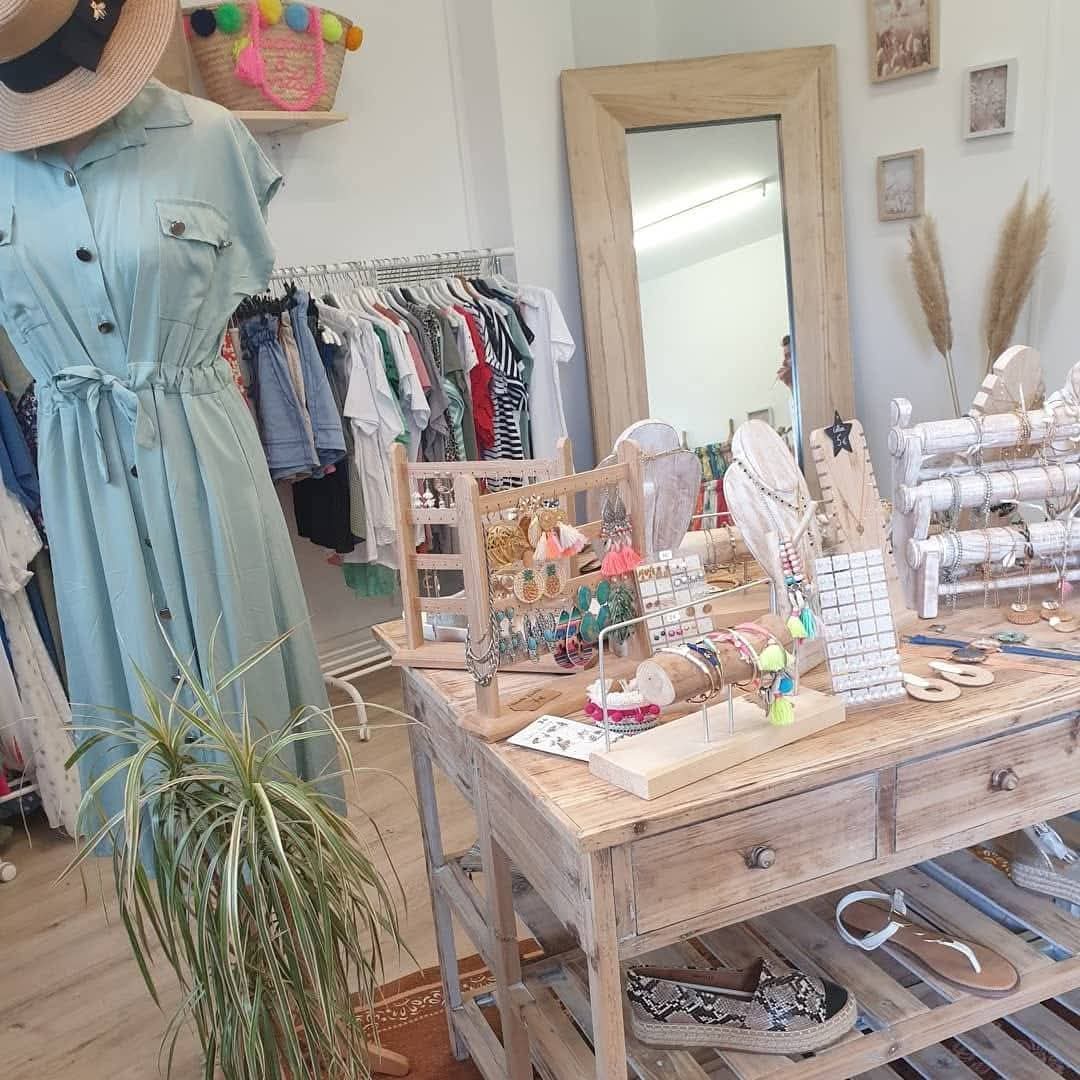 💄 À vendre – Institut de beauté & boutique – Naujac-sur-Mer (33)
À vendre institut de beauté avec boutique (accessoires, vêtements, bijoux, senteurs), situé à Naujac-sur-Mer, au cœur du Médoc. A 5 minutes de nos belles plages.
Le local d’environ 50 m² comprend :
une cabine esthétique entièrement équipée,
un espace boutique lumineux et agréable,
une grande réserve fonctionnelle.
💅 Fonds de commerce + matériel esthétique inclus : table de soins, mobilier, appareils, rangements, etc.
💶 Loyer attractif : 436 € charges comprises.
Aucun travaux à prévoir – local propre, décoré avec goût, clé en main.
Clientèle fidèle et régulière depuis près de 12 ans, excellente réputation locale.
👉 Idéal pour esthéticienne souhaitant s’installer ou pour une activité beauté / mode.
💰 Prix de vente : 45 000 €
(fonds + matériel esthétique inclus)
💼 Stocks non inclus.
Possibilité d’accompagnement à la reprise.
📍 Motif de la vente : raisons familiales.
🔒 Contact uniquement pour projet sérieux, avec financement identifié ou en cours de validation bancaire.