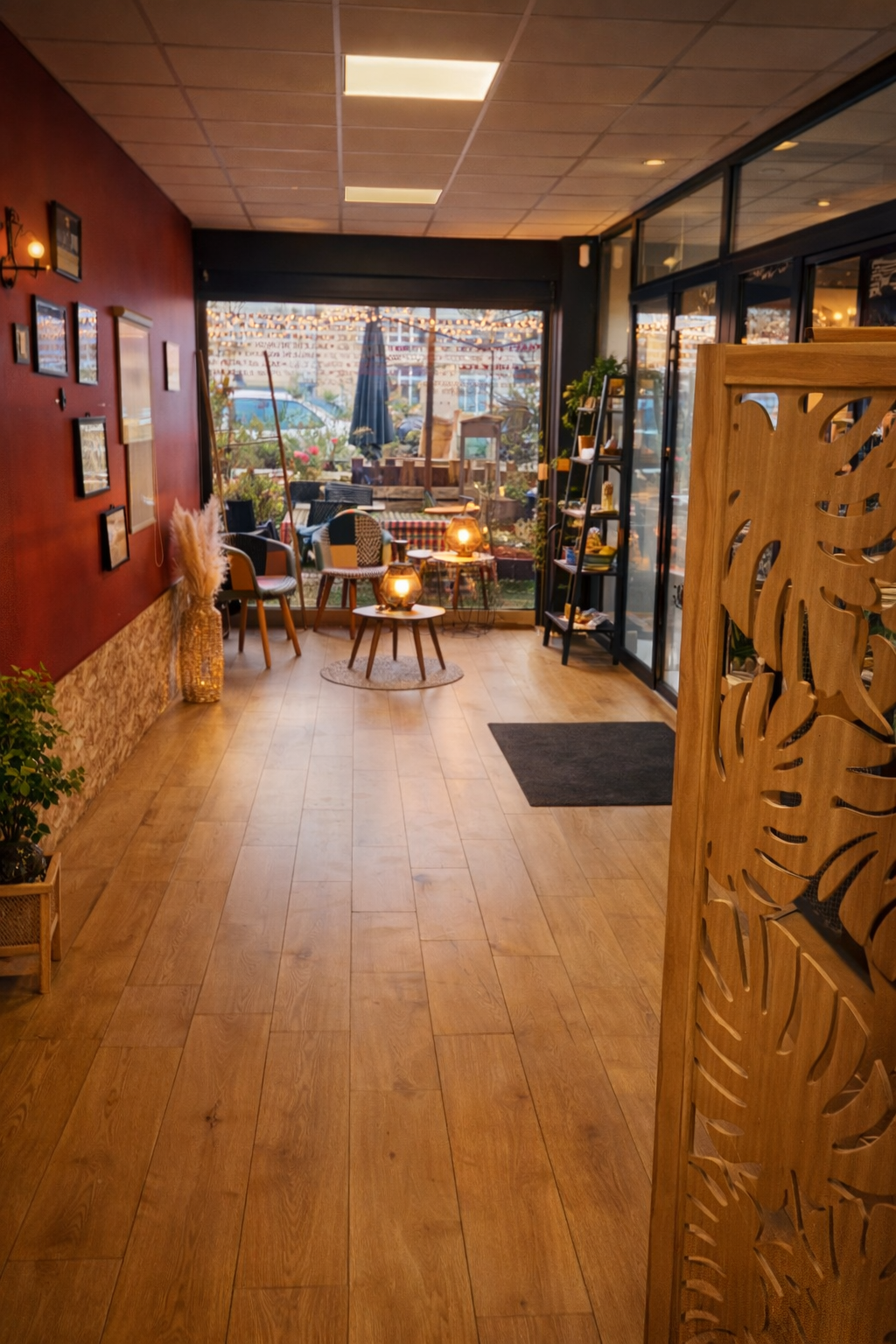 🏡 Châteauneuf sur Loire (45) à 20minutes d'Orléans. 1h30 de paris.

À vendre fonds de commerce restaurant.

 Ce restaurant, reconnu pour la qualité de ses produits et son ambiance conviviale (Référencé Gault & Millau, Petit Futé Labellisé Loire à Vélo), 🍴
offre une belle opportunité pour un repreneur ou un couple  souhaitant s’implanter dans un cadre dynamique.🌳🌳

Idéalement situé sur la rue principale de Châteauneuf-sur-Loire,
Il bénéficie d’un cadre naturel et patrimonial remarquable. Forte d’un passé fluvial🛶, la commune valorise son histoire à travers son musée de la Marine, son parc classé🌳 et ses équipements culturels. Elle s’inscrit dans une dynamique de développement durable et d’attractivité touristique.🚲🚲

L’établissement dispose de 275 m2 (rénové en 2022) : 1 salle de 60 couverts et 1 salle de 50 couverts (possibilité développement : séminaires, privatisations, CE entreprise).
🍴 1 cuisine de 25m2 (matériel fonctionnel), 1 cave de 280m2 ainsi qu'une réserve sèche, 1 bureau, 1 vestiaires personnels, 1 terrasse extérieure de 40 couverts (en retrait de la rue).⛱️☀️
Parking privé pour la clientèle.🅿️

 Opportunité de développement : Limonades, vente à emporter et livraison (nécessité territoire). 🍴👜
Site internet opérationnel vitrine et vente en ligne.🛜

 Prix du fonds de commerce 176 000 €.
Vente, location vente possible.
☎️ 06.73.08.56.66