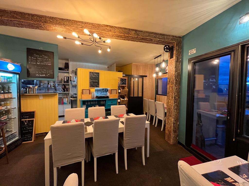 Ses atouts :
Crêperie réputée - Bien notée - Bien située – Terrasse plein sud avec vue panoramique sur toute la Cerdagne - Faible loyer.

Description :
Nous proposons à la vente le fonds de commerce de notre charmante et authentique crêperie bretonne, idéalement située à Font-Romeu-Odeillo-Via dans les Pyrénées-Orientales , station de ski dynamique et très prisée sur 4 saisons située à seulement 200 mètres du centre-ville et des télécabines, sur un axe très passant avec parking clientèle à proximité immédiate.

Affaire idéale pour un couple souhaitant travailler dans un cadre de vie exceptionnel en montagne.

Salle intérieure chaleureuse et cosy de 28 couverts, entièrement rénovée en 2023.
Terrasse plein sud de 25 à 30 couverts avec vue panoramique exceptionnelle sur la Cerdagne.
Établissement bénéficiant d’une clientèle familiale, fidèle, locale et touristique, avec une belle fréquentation été comme hiver.

Cuisine axée sur des produits locaux, de saison et entièrement faits maison.

Nous arrêtons l'activité pour des raisons de santé.

Afin de faciliter la reprise, une formation au métier de crêpier est incluse, avec transmission des recettes et accompagnement pour la prise en main de l’activité et pour votre réussite immédiate.

Informations principales :
Faible loyer : 752 € TTC / mois
Bail commercial : décembre 2022 – 2031
CA et résultats très confortables.

Ouverture 10 mois par an
Fermeture hebdomadaire : dimanche et lundi

Informations pour les acquéreurs :
Une visite de l’établissement, la présentation de votre projet ainsi que des garanties financières seront demandées avant l’envoi des documents confidentiels relatifs à l’entreprise.