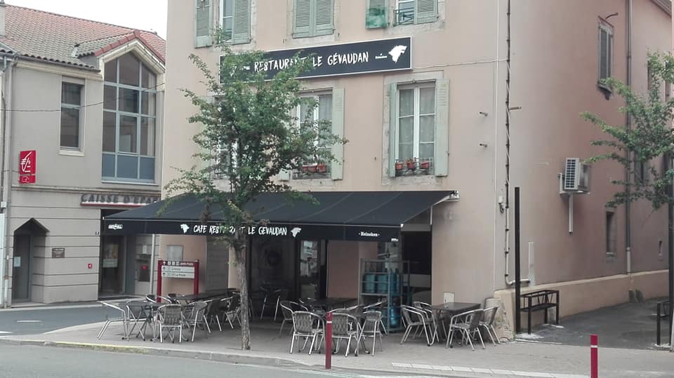 A reprendre, restaurant de type traditionnel avec licence IV à Langogne, ville de 3000 habitants, bassin de vie 15000 habitants.  48 places assises à l’intérieur, 30 places en terrasse. Belle affaire, pas de travaux à prévoir. Idéalement positionnée en plein cœur de ville. Clientèle familiale composée d’habitués de la ville.
Vente du fonds de commerce : 225 000€
Murs en location : 2 000€ TTC/mois