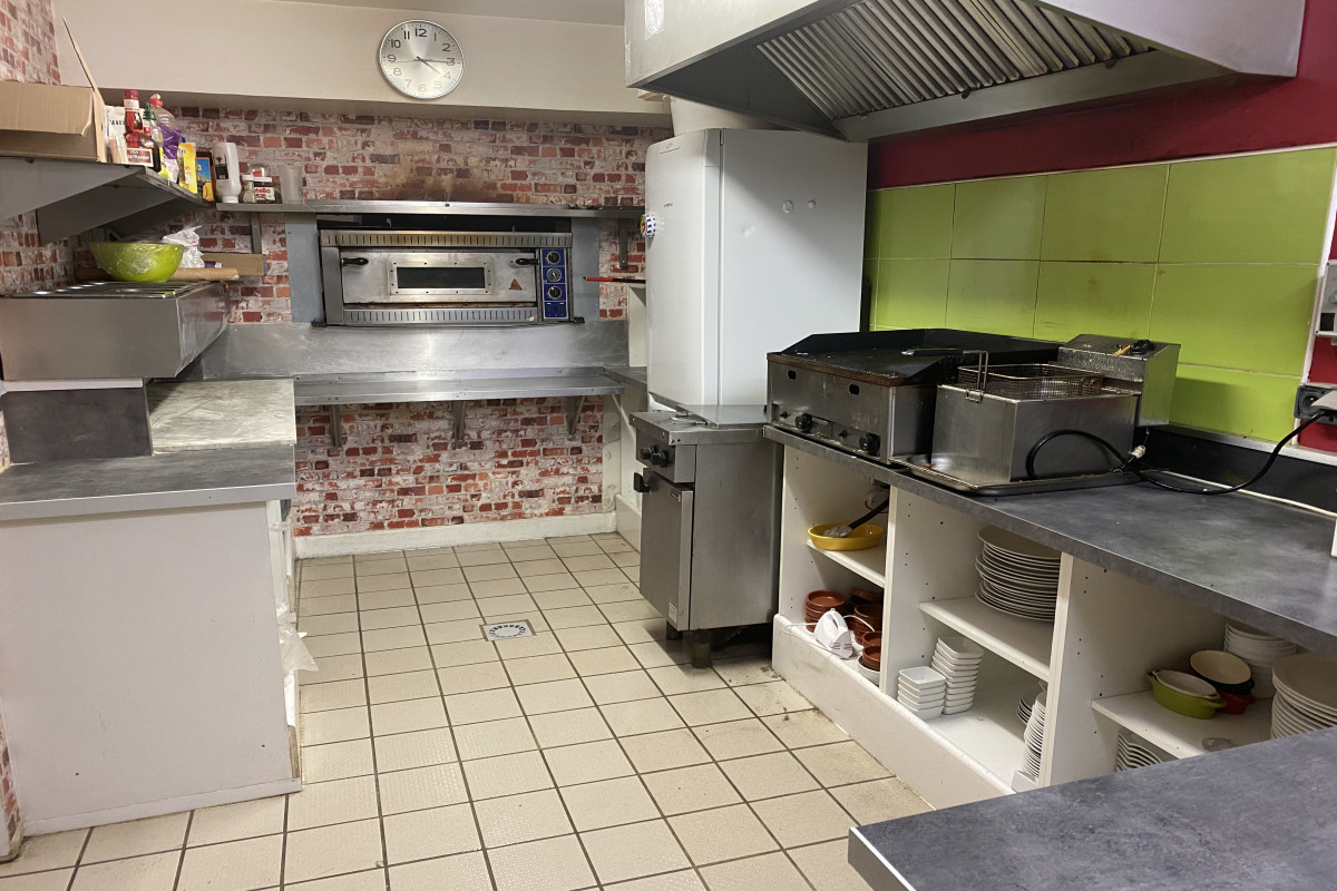 Vend Fond de commerce, café, restaurant, pizzeria avec Licence IV.
Situé sur la place d'un village gersois d'environ 1200 habitants, où vous trouverez tous commerces de proximité ( Boulangerie, Tabac Presse, Boucherie, Epicerie? ).
Ainsi qu'une école primaire et un collège.
Salle principale : Bar, salle de 46 couverts.
Salle arrière : possibilités de 28 couverts supplémentaires.
Terrasse : 16 couverts.
Cours intérieure à aménager avec accès restaurant ou côté parking sur l'arrière du restaurant.
Cuisine équipée ouverte donnant sur le bar et la salle principale, une seconde cuisine équipée donnant côté cours.
Loyer mensuel actuel : 620? ,possibilité d'acquérir les murs.