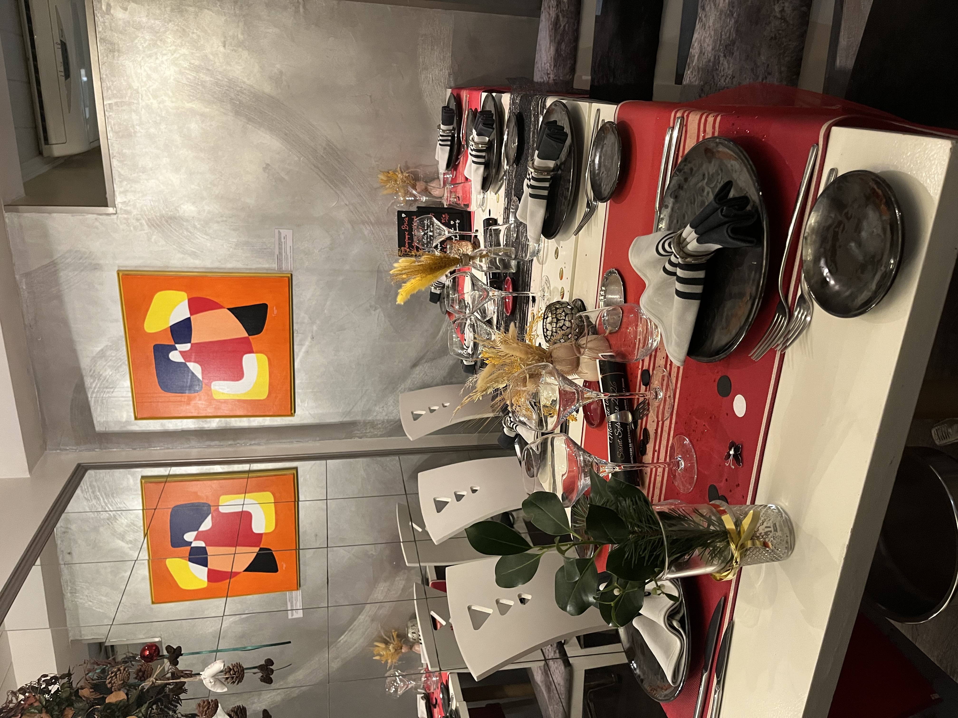 Bonjour à toutes et à tous, 

Cède fonds de commerce d'un restaurant semi-gastronomique ouvert depuis 7 ans à La Colle-sur-Loup dans une rue commerçante. Le chef Stéphane GARCIA y propose une cuisine de qualité à base de produits locaux. Restaurant référencé au Guide Michelin et au Gault & Millau (2025).

Les plus de l'entreprise : excellente notoriété et bon référencement en ligne. Clientèle fidèle et touristique en haute saison. Restaurant clé en main, entièrement équipé et entretenu (osmoseur, four mixte, induction, fibre, extraction, etc.).

Capacité : 20 couverts à l'intérieur et 20 couverts en terrasse. 

Loyer annuel 6.000€ pour une surface de 83m². Bail tous commerces sauf ferronnerie et poissonnerie. 

Profil du repreneur : idéal pour un couple ou deux associés. Renfort nécessaire en saison estivale.

Accompagnement possible par le cédant. 

CA : 250.000€ - Pas d'effectif à reprendre - Prix de cession : 130.000€